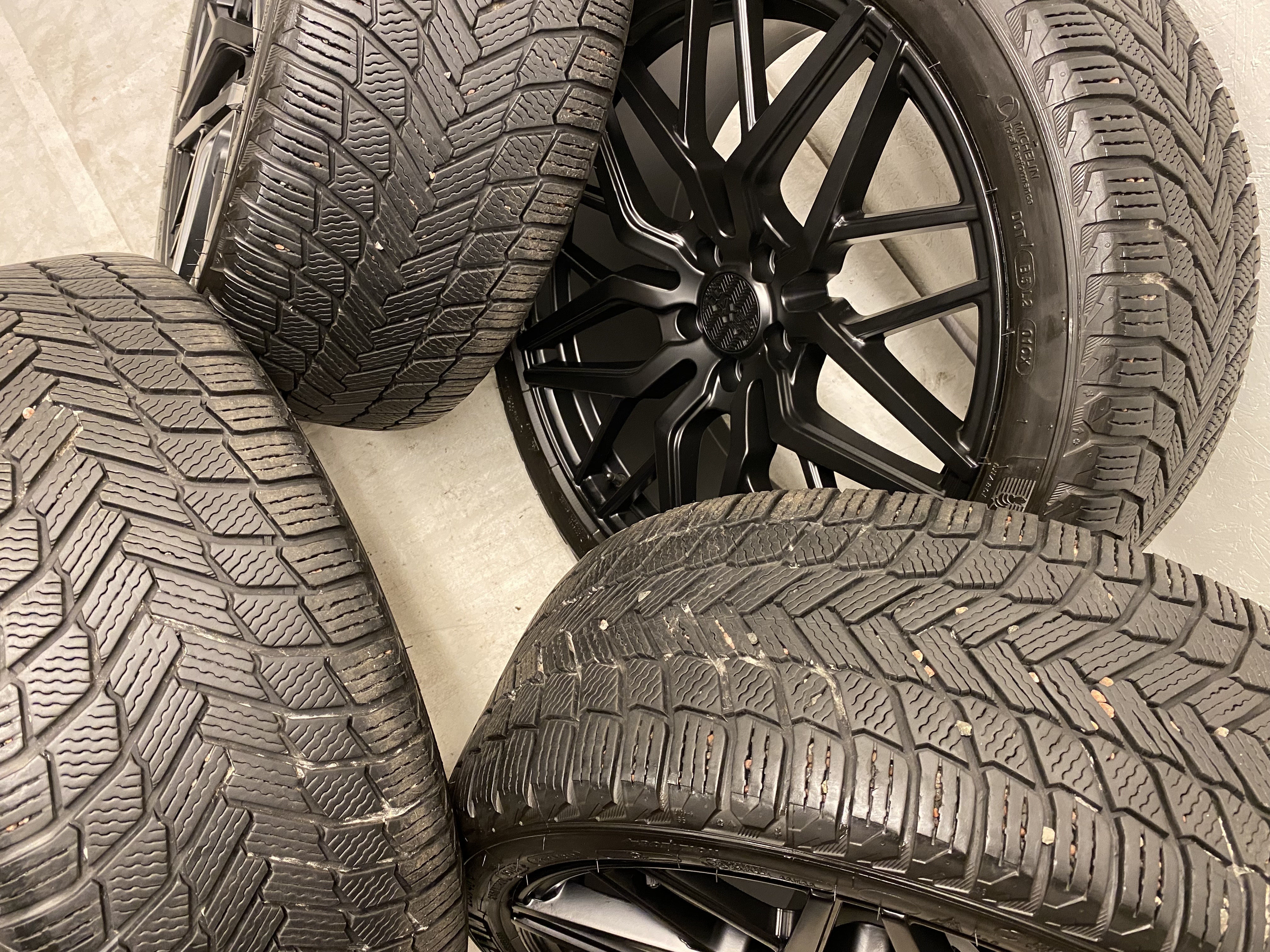 Kompletta Vinterhjul FRIKTION | 20" Audi VW Skoda Seat Mercedes BMW | 5x112 8.5x20 ET33 66.6 +  255/40 R20 101H XL Michelin X-Ice Snow | V30-2022 | 7mm | 7mm | 7mm | 7mm - 3