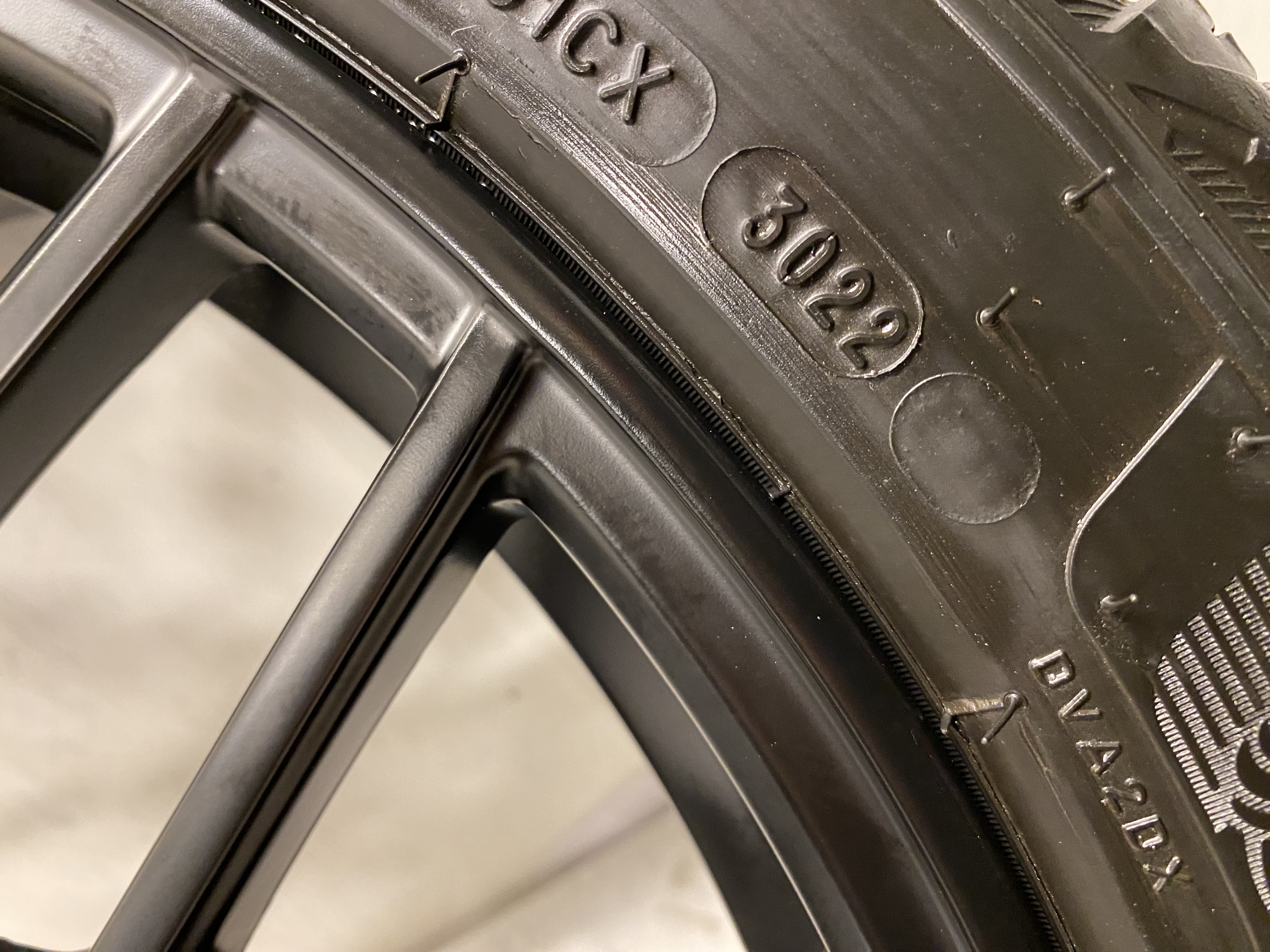 Kompletta Vinterhjul FRIKTION | 20" Audi VW Skoda Seat Mercedes BMW | 5x112 8.5x20 ET33 66.6 +  255/40 R20 101H XL Michelin X-Ice Snow | V30-2022 | 7mm | 7mm | 7mm | 7mm - 7