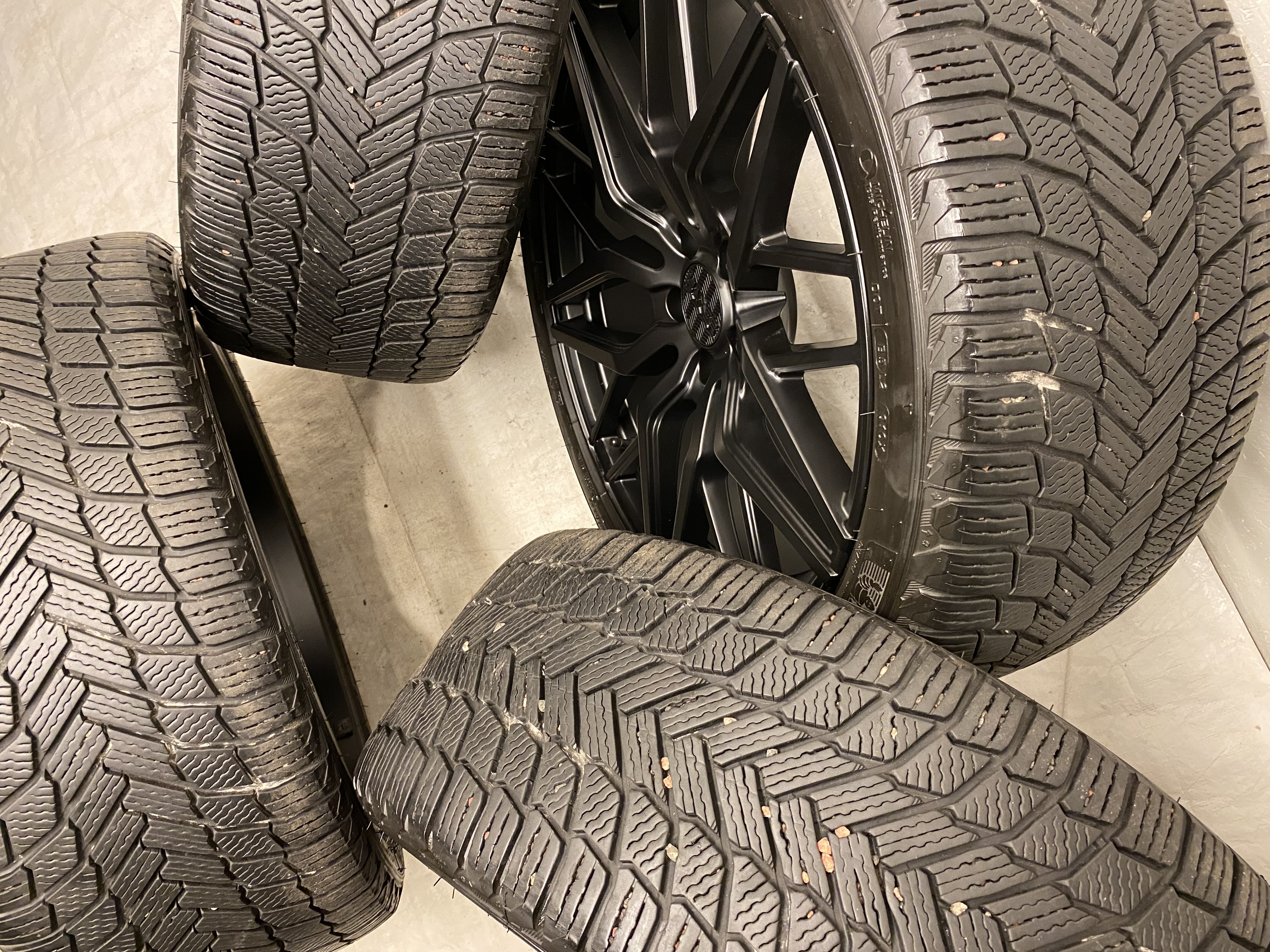 Kompletta Vinterhjul FRIKTION | 20" Audi VW Skoda Seat Mercedes BMW | 5x112 8.5x20 ET33 66.6 +  255/40 R20 101H XL Michelin X-Ice Snow | V30-2022 | 7mm | 7mm | 7mm | 7mm - 4