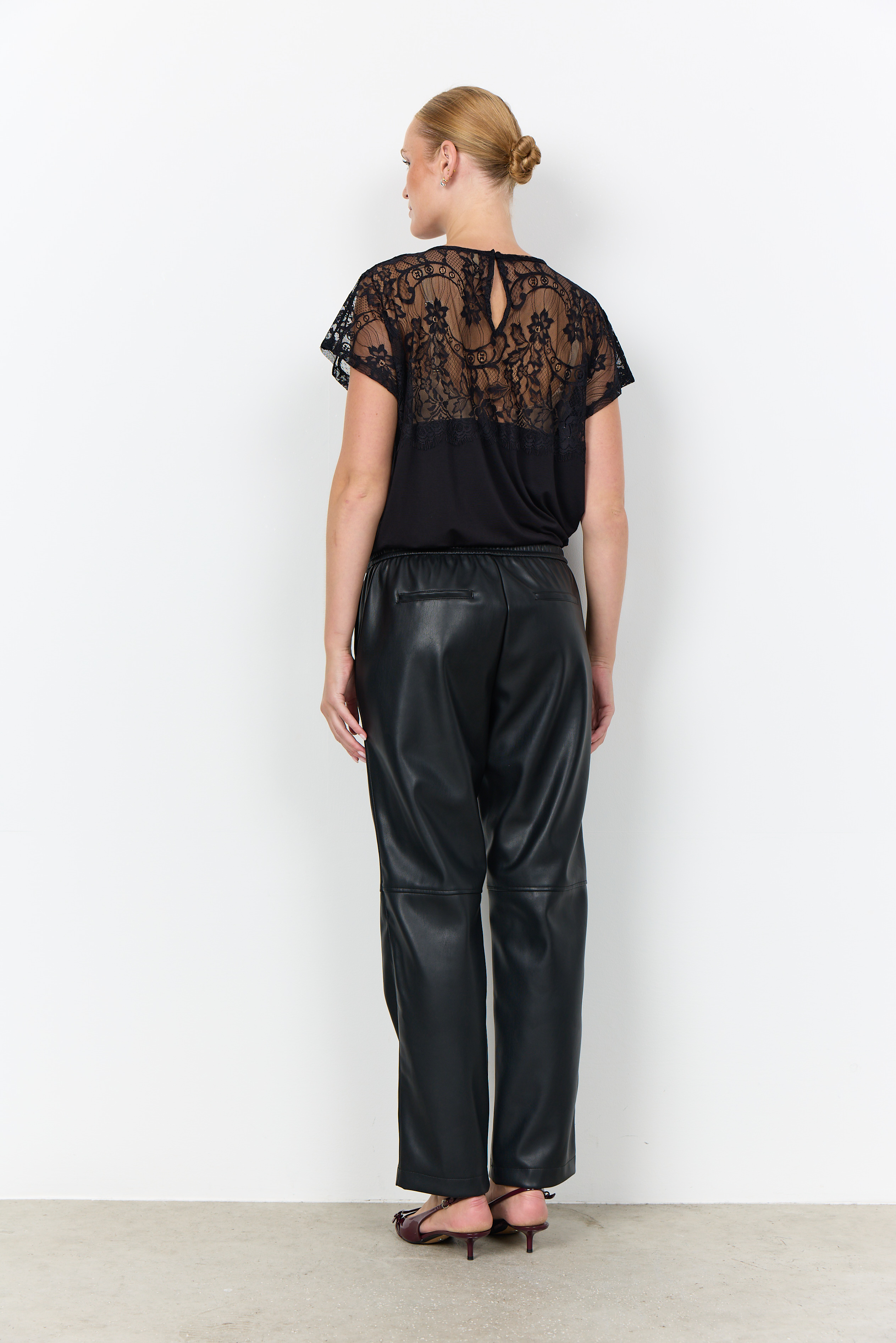 SC-BECKIE 19 Pants Svart Rak Byxa i Skinnimitation - 3