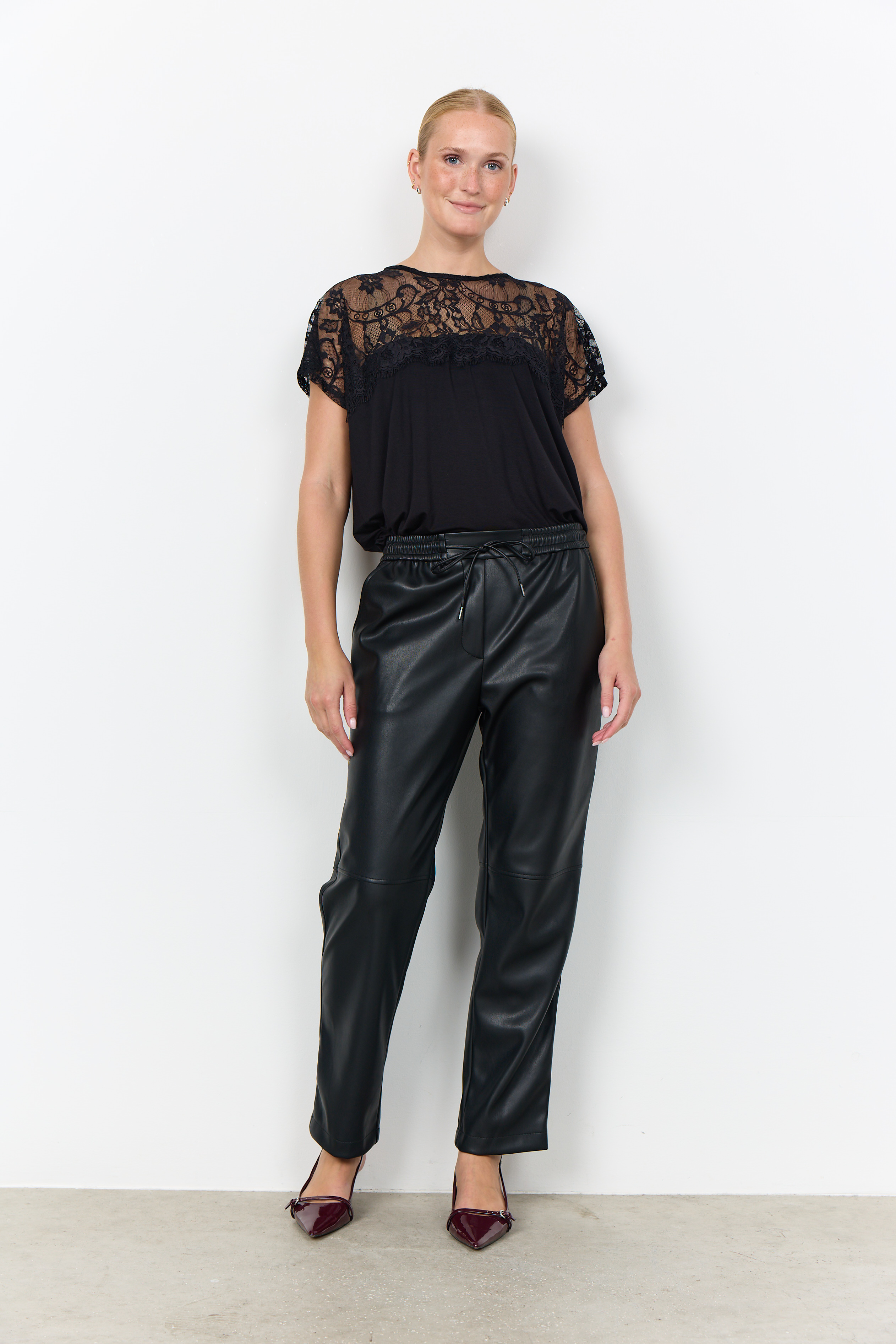 SC-BECKIE 19 Pants Svart Rak Byxa i Skinnimitation