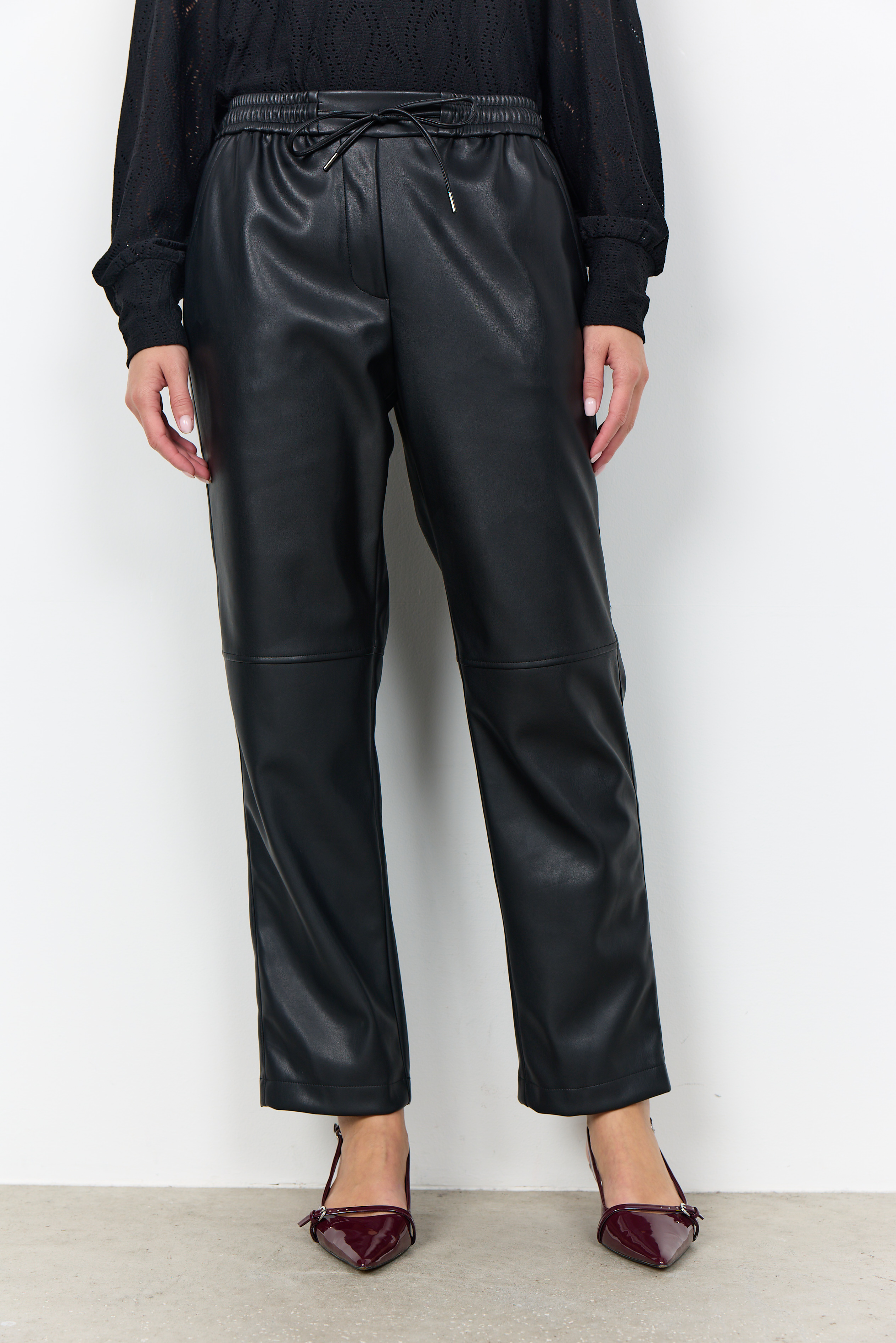 SC-BECKIE 19 Pants Svart Rak Byxa i Skinnimitation