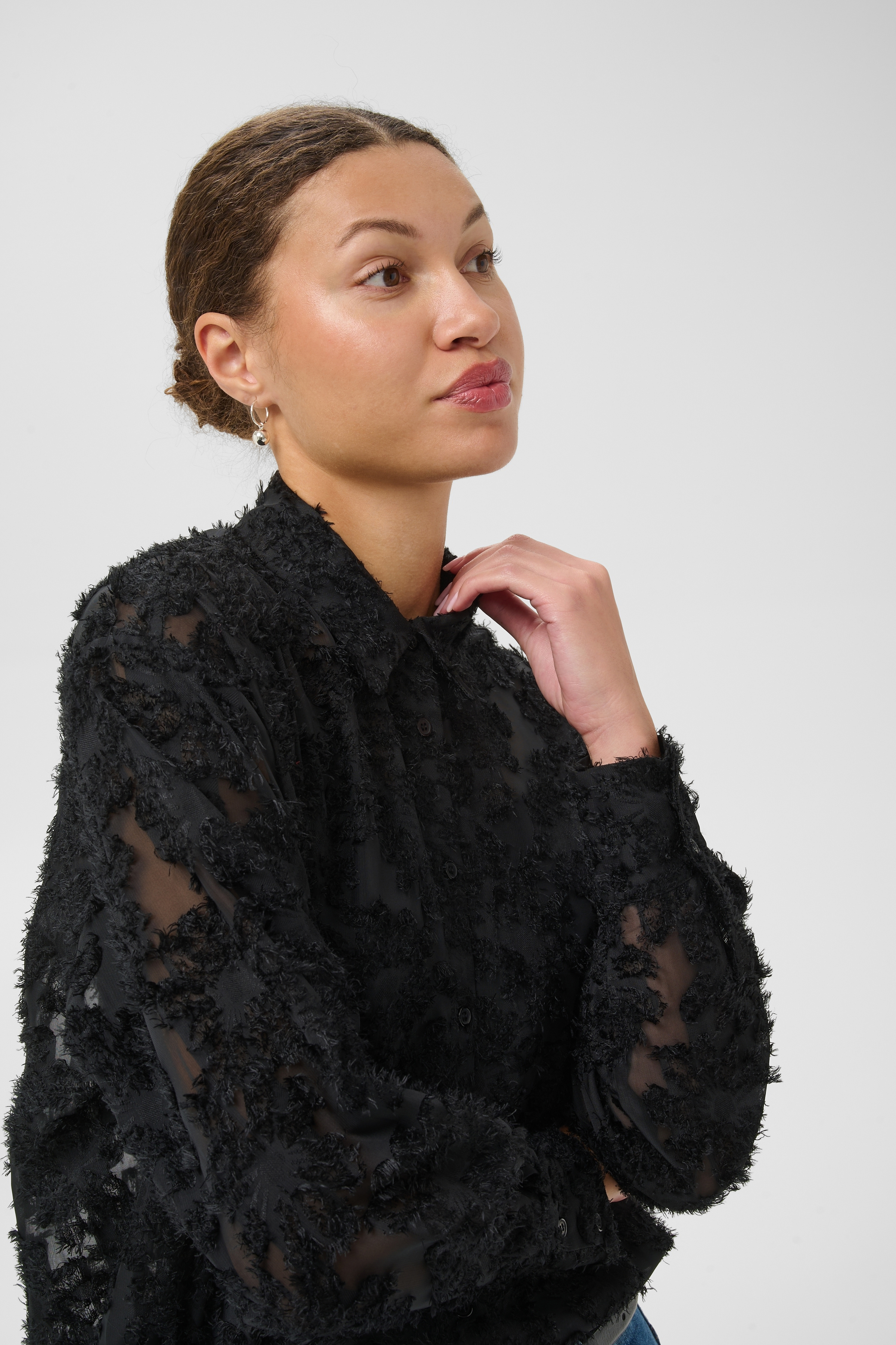 KAalfie Blouse Black Deep Svart Blus med applikationer - 4
