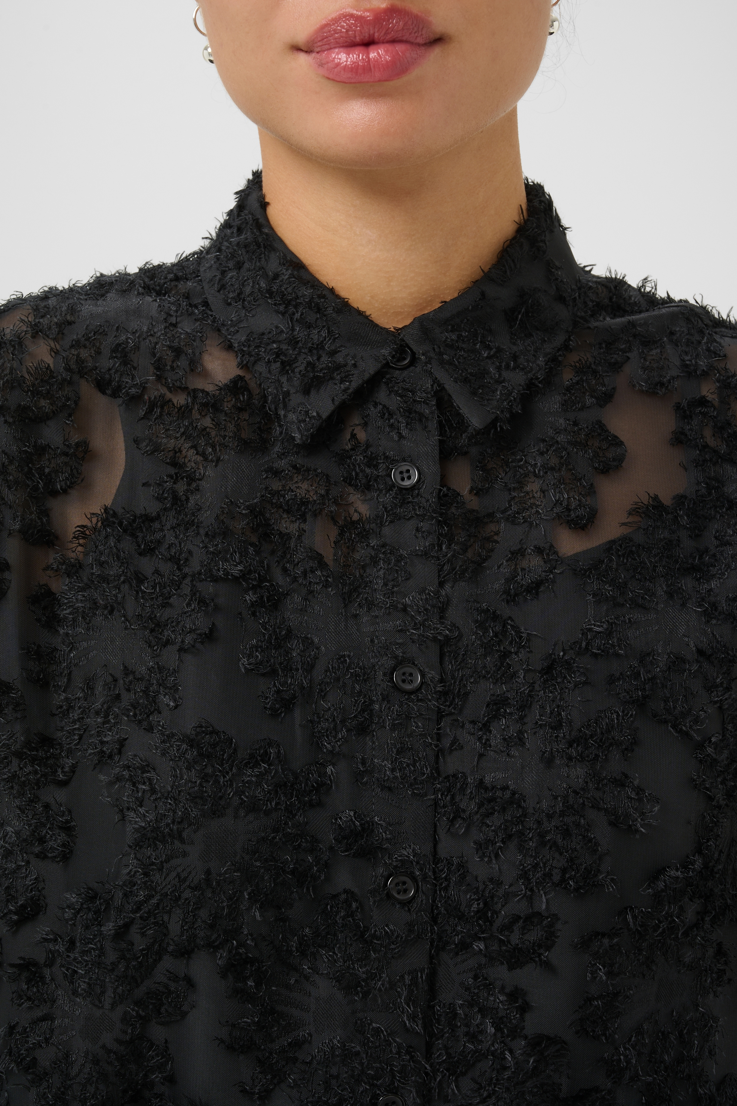 KAalfie Blouse Black Deep Svart Blus med applikationer - 3
