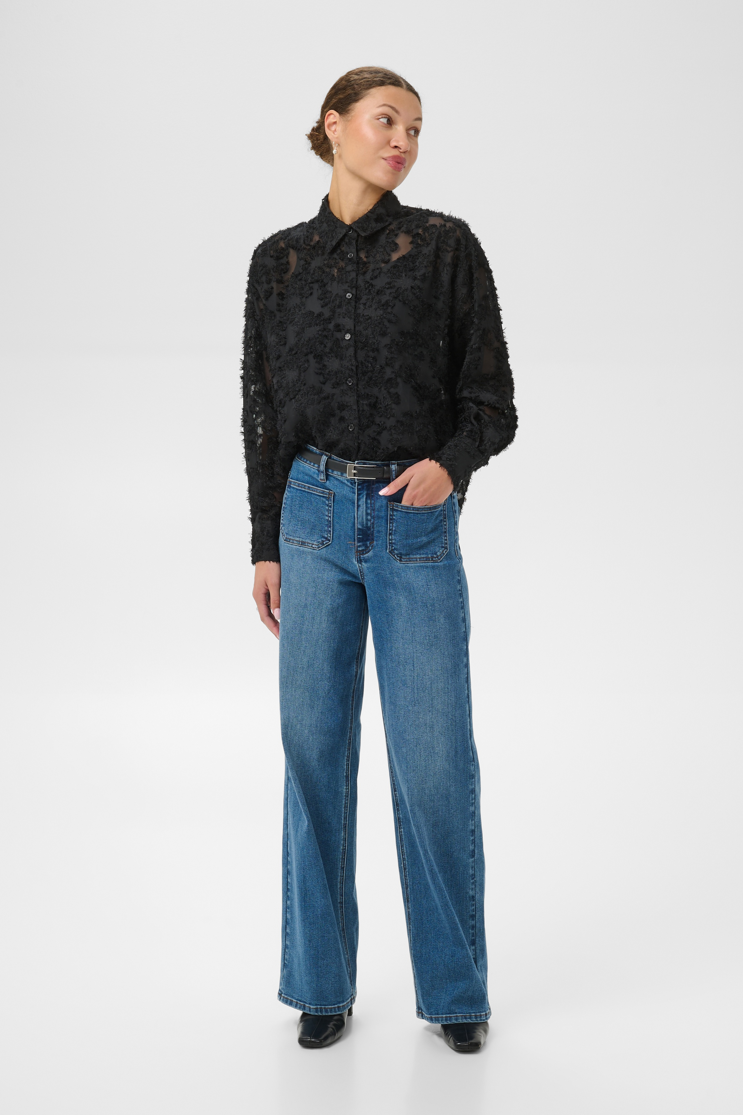 KAalfie Blouse Black Deep Svart Blus med applikationer