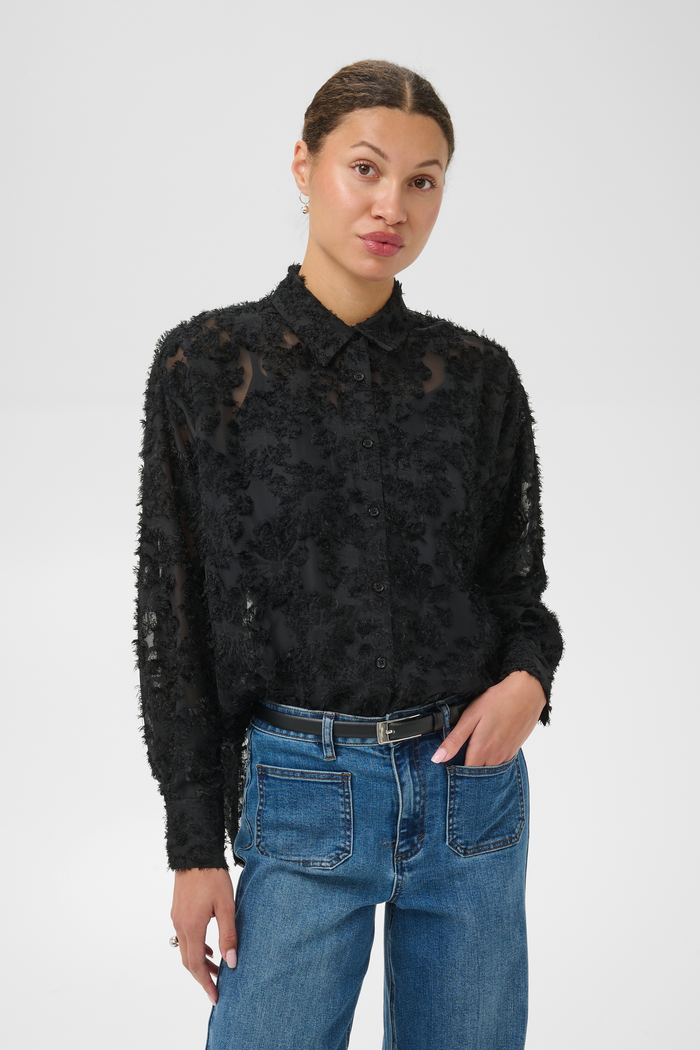 KAalfie Blouse Black Deep Svart Blus med applikationer