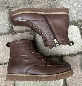  Charlotte of Swedens skinnkängor High  Top med gummisula, mokka
