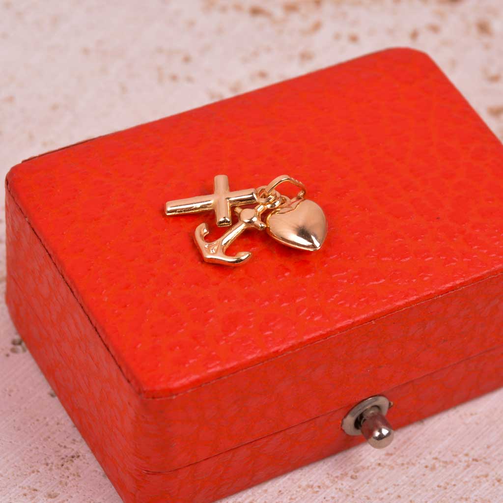 18K Gold "Faith, Hope, and Love" Pendant, Vintage - 3