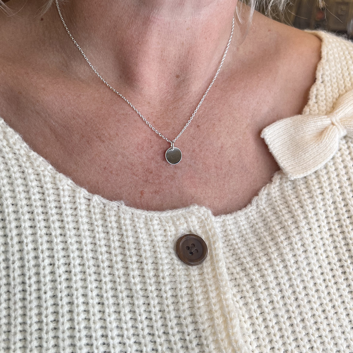 Silver necklace with a round pendant. Engravable. - 5