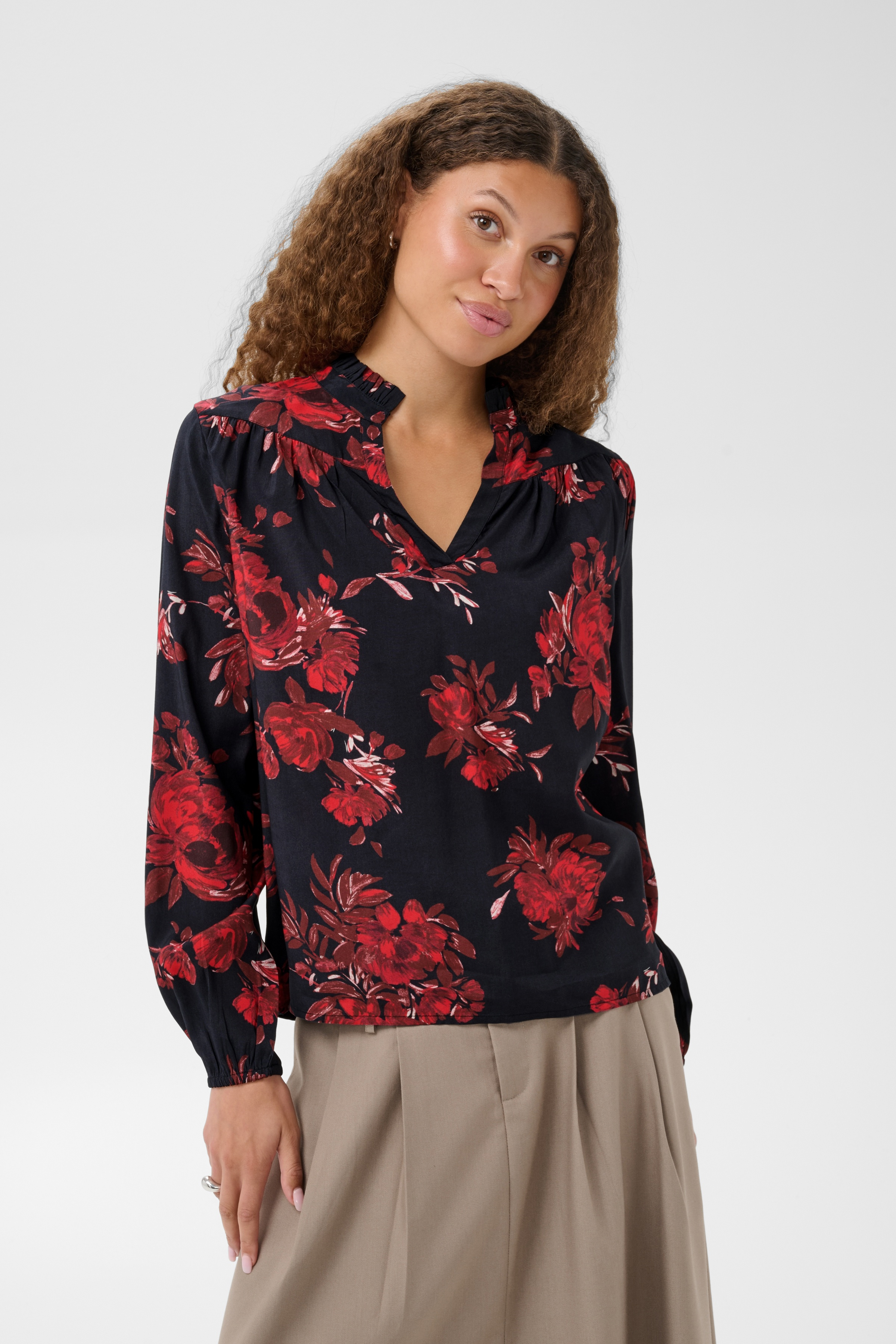 KAhope Blouse Black/Red Flower Rödblommig Blus