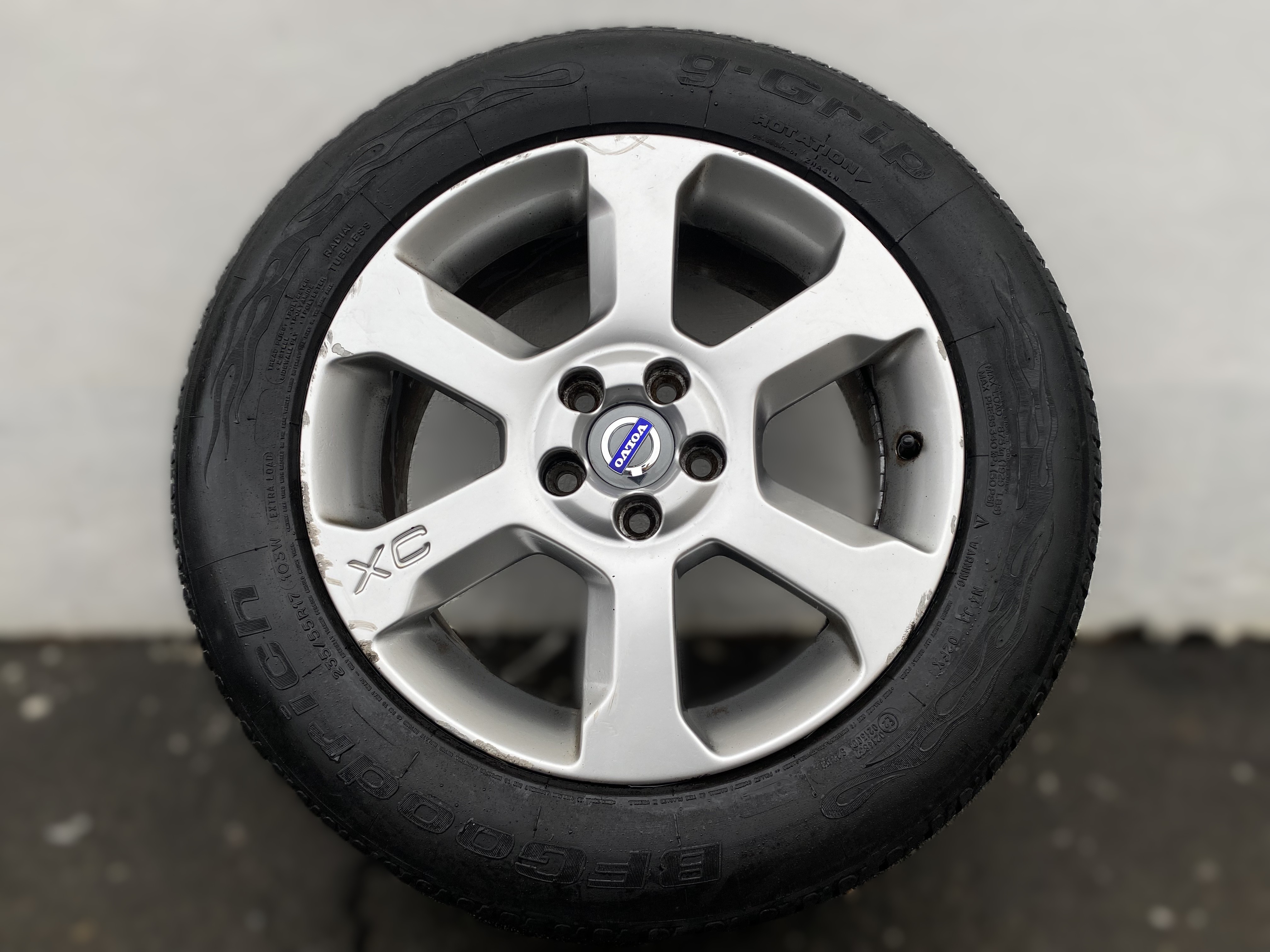 Kompletta Sommarhjul | 17" VOLVO SARGAS XC70 30714025 | 5x108 7.5x17 ET55 63.4 + 2 st 235/55 R17 103W BF Goodrich Advantage | V06-21 | 6mm | 6mm + 2 st 235/55 R17 103W BF Goodrich G-Grip | V48-16 | 5.2mm | 5.2mm | CO-4 - 9