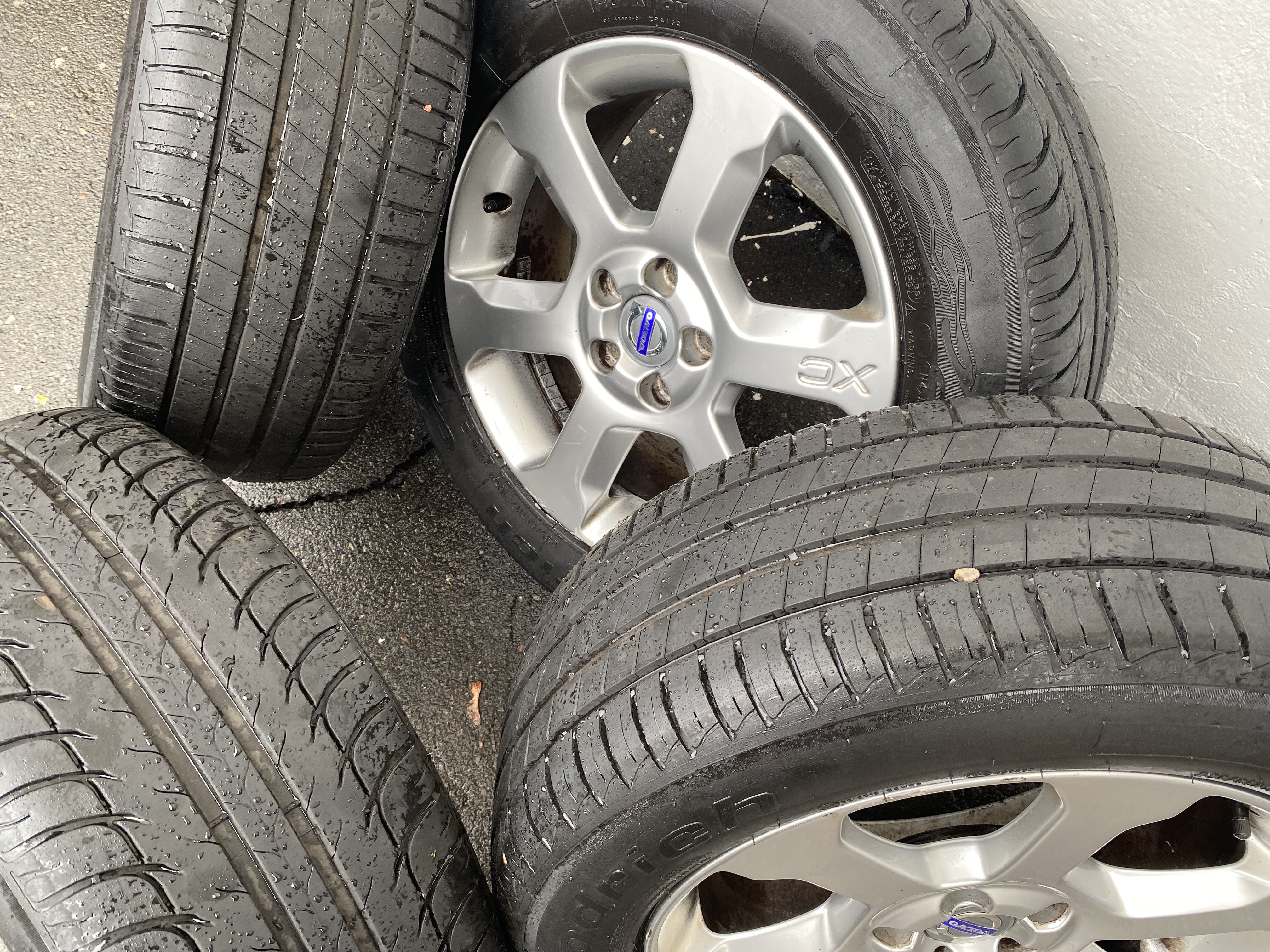 Kompletta Sommarhjul | 17" VOLVO SARGAS XC70 30714025 | 5x108 7.5x17 ET55 63.4 + 2 st 235/55 R17 103W BF Goodrich Advantage | V06-21 | 6mm | 6mm + 2 st 235/55 R17 103W BF Goodrich G-Grip | V48-16 | 5.2mm | 5.2mm | CO-4 - 3