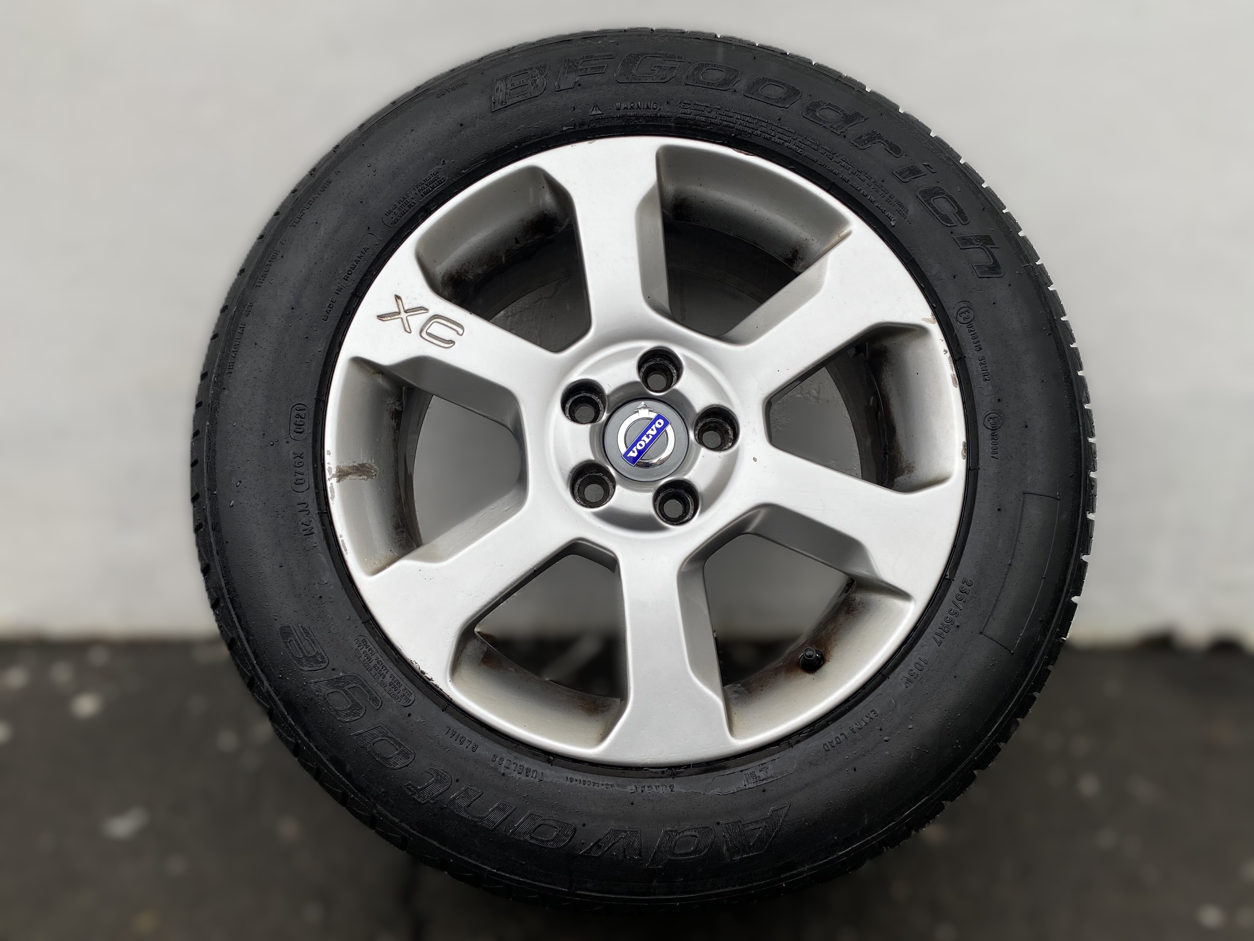 Kompletta Sommarhjul | 17" VOLVO SARGAS XC70 30714025 | 5x108 7.5x17 ET55 63.4 + 2 st 235/55 R17 103W BF Goodrich Advantage | V06-21 | 6mm | 6mm + 2 st 235/55 R17 103W BF Goodrich G-Grip | V48-16 | 5.2mm | 5.2mm | CO-4 - 11