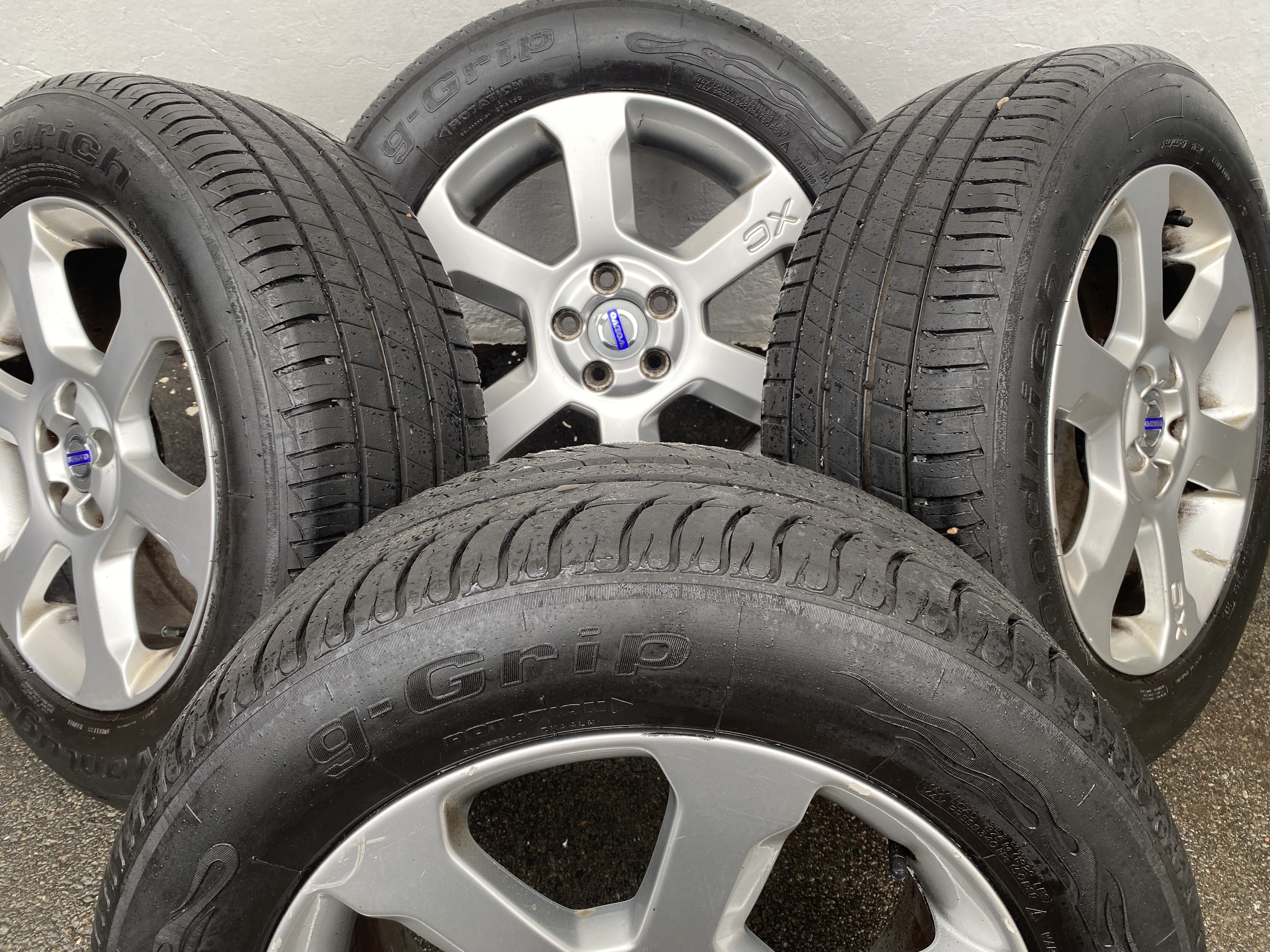 Kompletta Sommarhjul | 17" VOLVO SARGAS XC70 30714025 | 5x108 7.5x17 ET55 63.4 + 2 st 235/55 R17 103W BF Goodrich Advantage | V06-21 | 6mm | 6mm + 2 st 235/55 R17 103W BF Goodrich G-Grip | V48-16 | 5.2mm | 5.2mm | CO-4 - 2