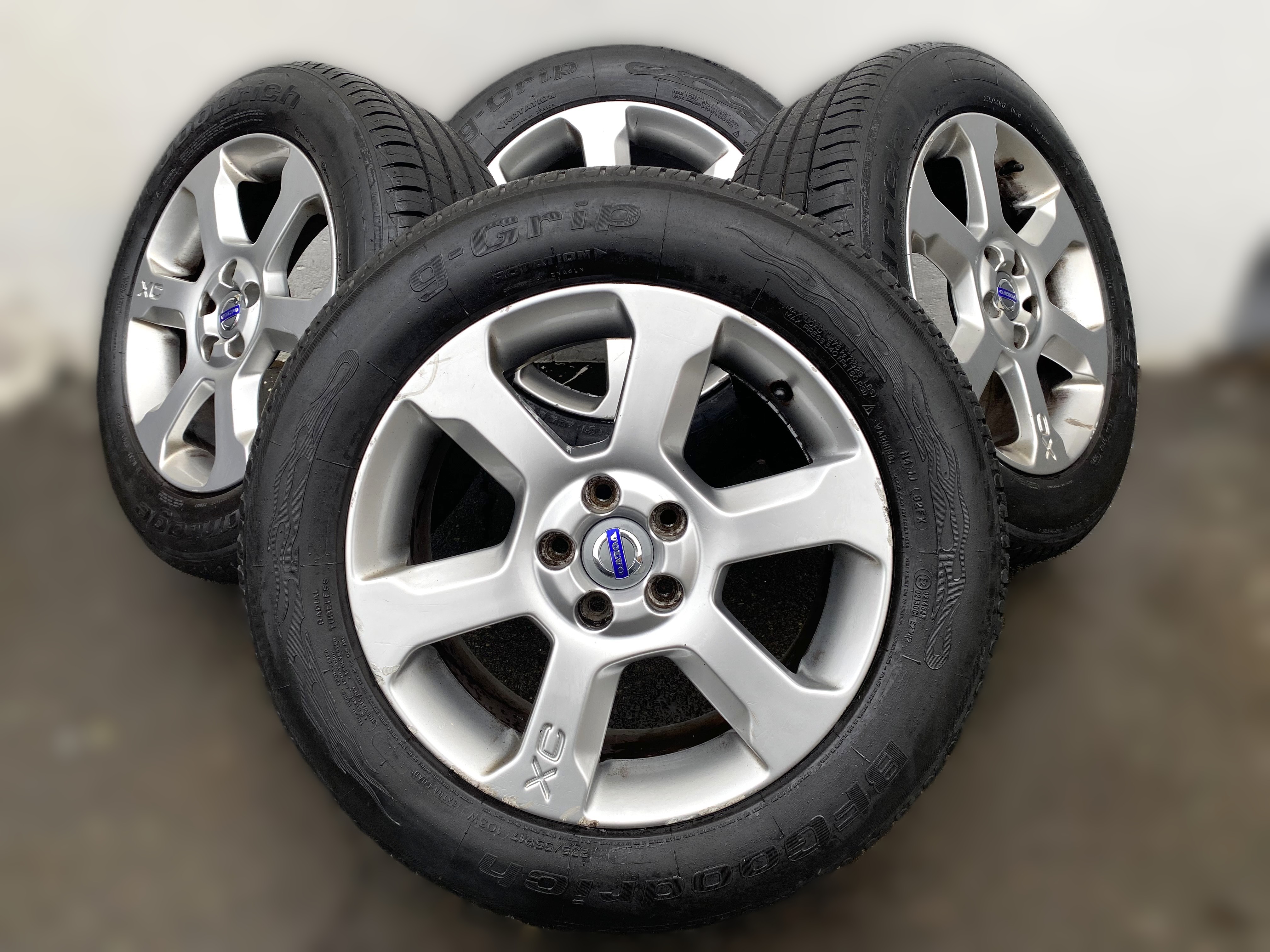 Kompletta Sommarhjul | 17" VOLVO SARGAS XC70 30714025 | 5x108 7.5x17 ET55 63.4 + 2 st 235/55 R17 103W BF Goodrich Advantage | V06-21 | 6mm | 6mm + 2 st 235/55 R17 103W BF Goodrich G-Grip | V48-16 | 5.2mm | 5.2mm | CO-4
