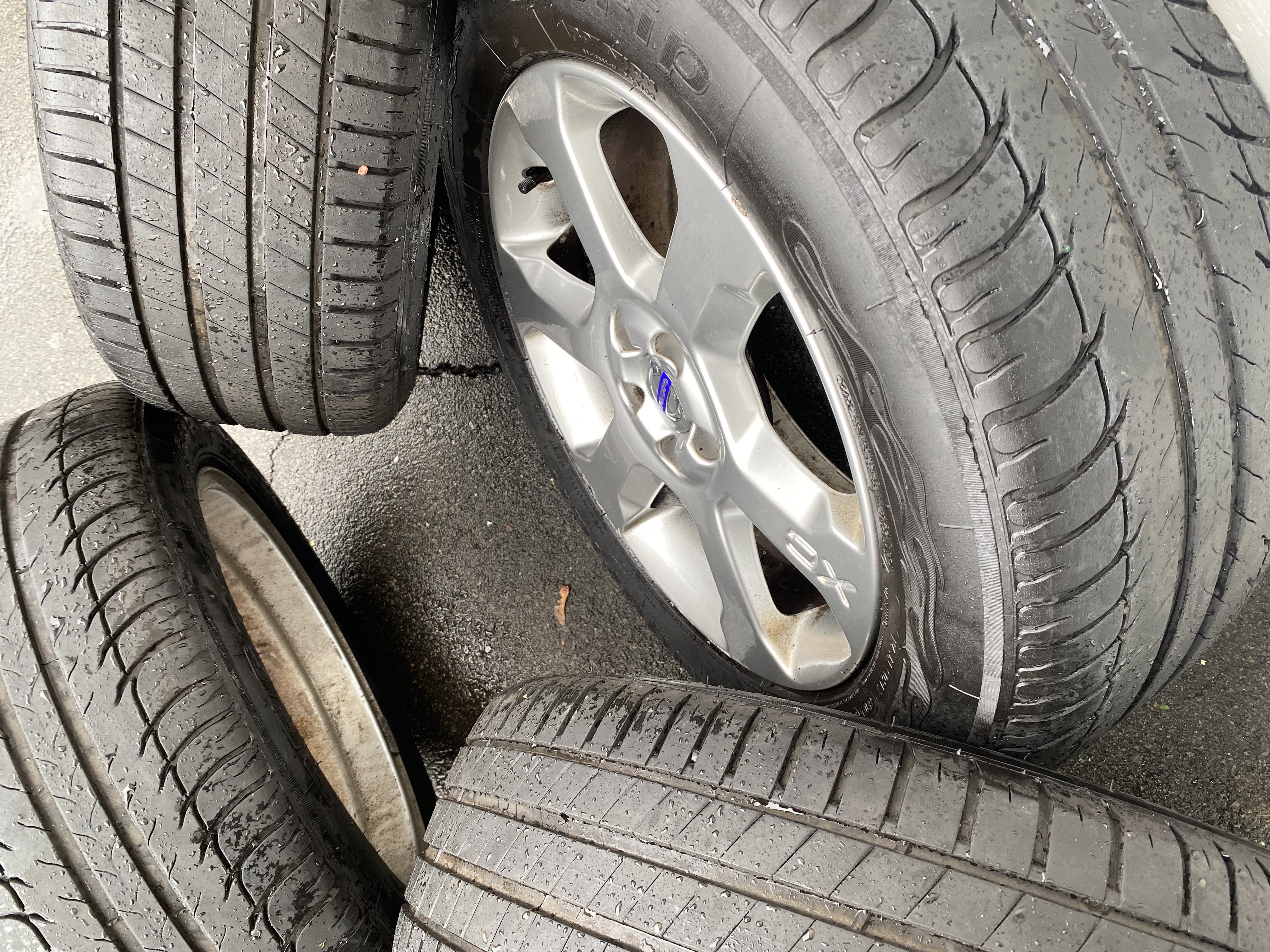 Kompletta Sommarhjul | 17" VOLVO SARGAS XC70 30714025 | 5x108 7.5x17 ET55 63.4 + 2 st 235/55 R17 103W BF Goodrich Advantage | V06-21 | 6mm | 6mm + 2 st 235/55 R17 103W BF Goodrich G-Grip | V48-16 | 5.2mm | 5.2mm | CO-4 - 5
