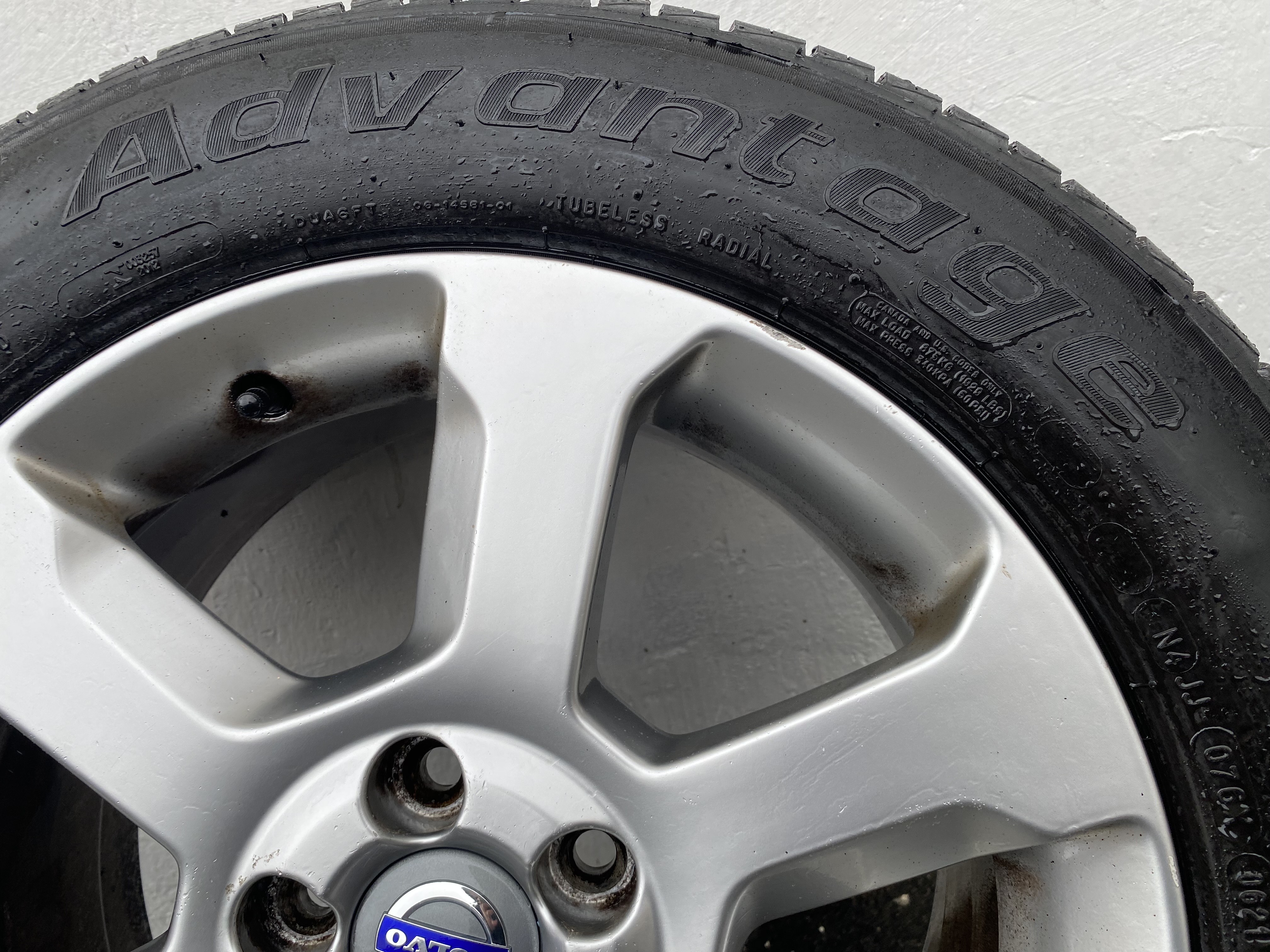 Kompletta Sommarhjul | 17" VOLVO SARGAS XC70 30714025 | 5x108 7.5x17 ET55 63.4 + 2 st 235/55 R17 103W BF Goodrich Advantage | V06-21 | 6mm | 6mm + 2 st 235/55 R17 103W BF Goodrich G-Grip | V48-16 | 5.2mm | 5.2mm | CO-4 - 16