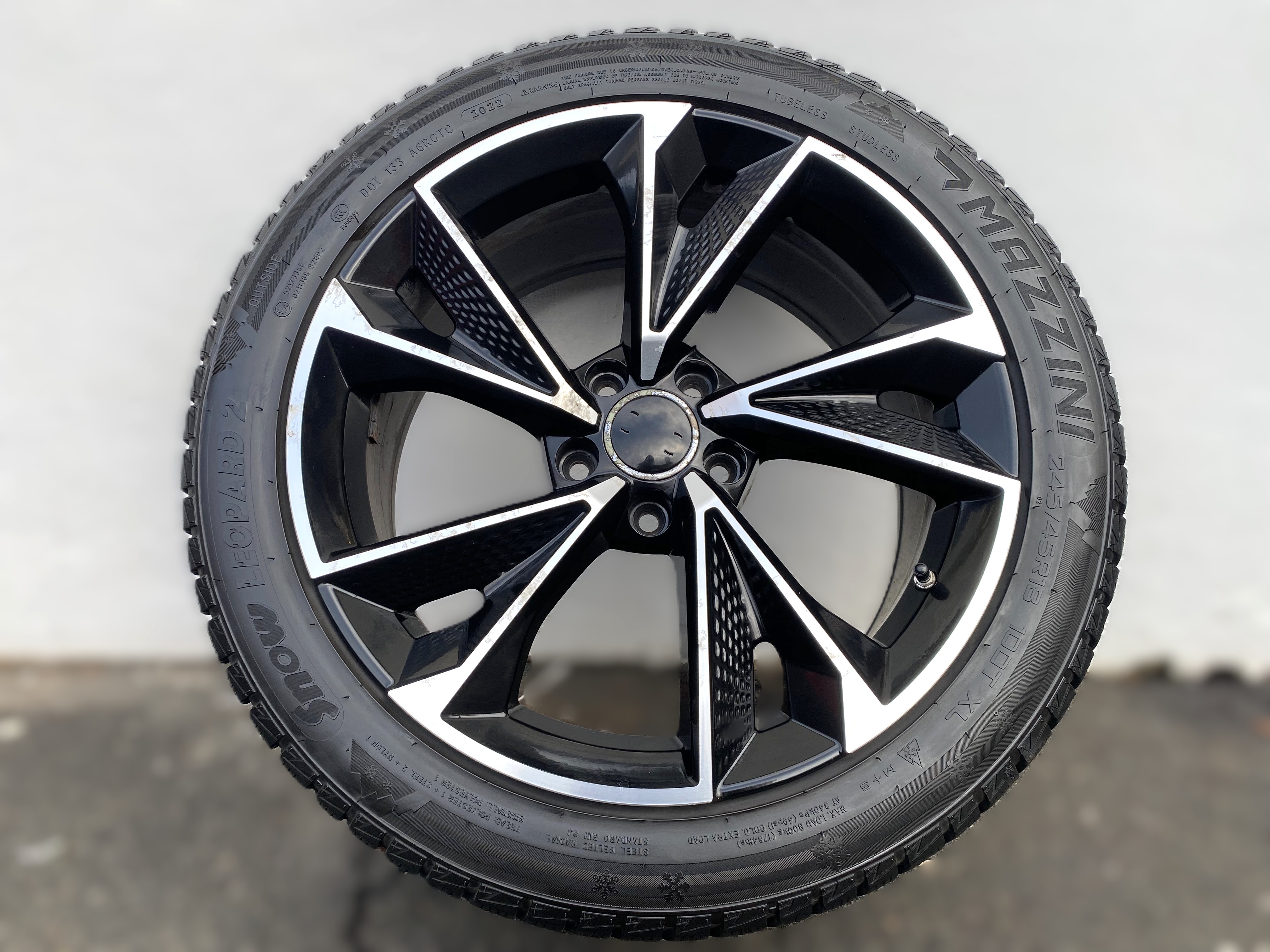Kompletta Vinterhjul FRIKTION | 18" Audi VW Skoda Seat Mercedes BMW | 5x112 8.5x20 ET33 66.6 +  245/45 R18 100T XL Mazzini Snow Leopard 2 | V20-2022 | 5.5mm | 5.5mm | 4.5mm | 4.5mm - 8