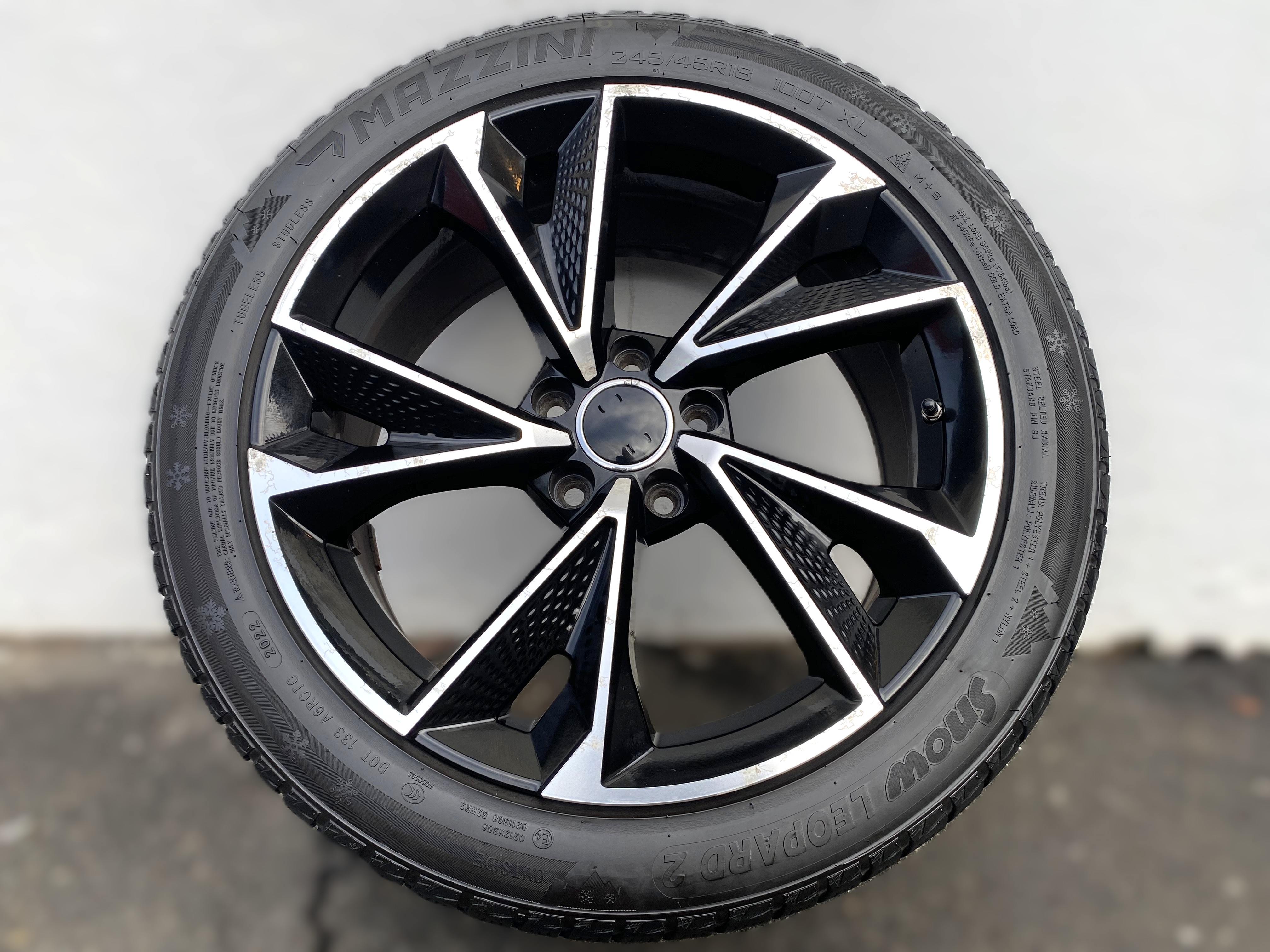 Kompletta Vinterhjul FRIKTION | 18" Audi VW Skoda Seat Mercedes BMW | 5x112 8.5x20 ET33 66.6 +  245/45 R18 100T XL Mazzini Snow Leopard 2 | V20-2022 | 5.5mm | 5.5mm | 4.5mm | 4.5mm - 6