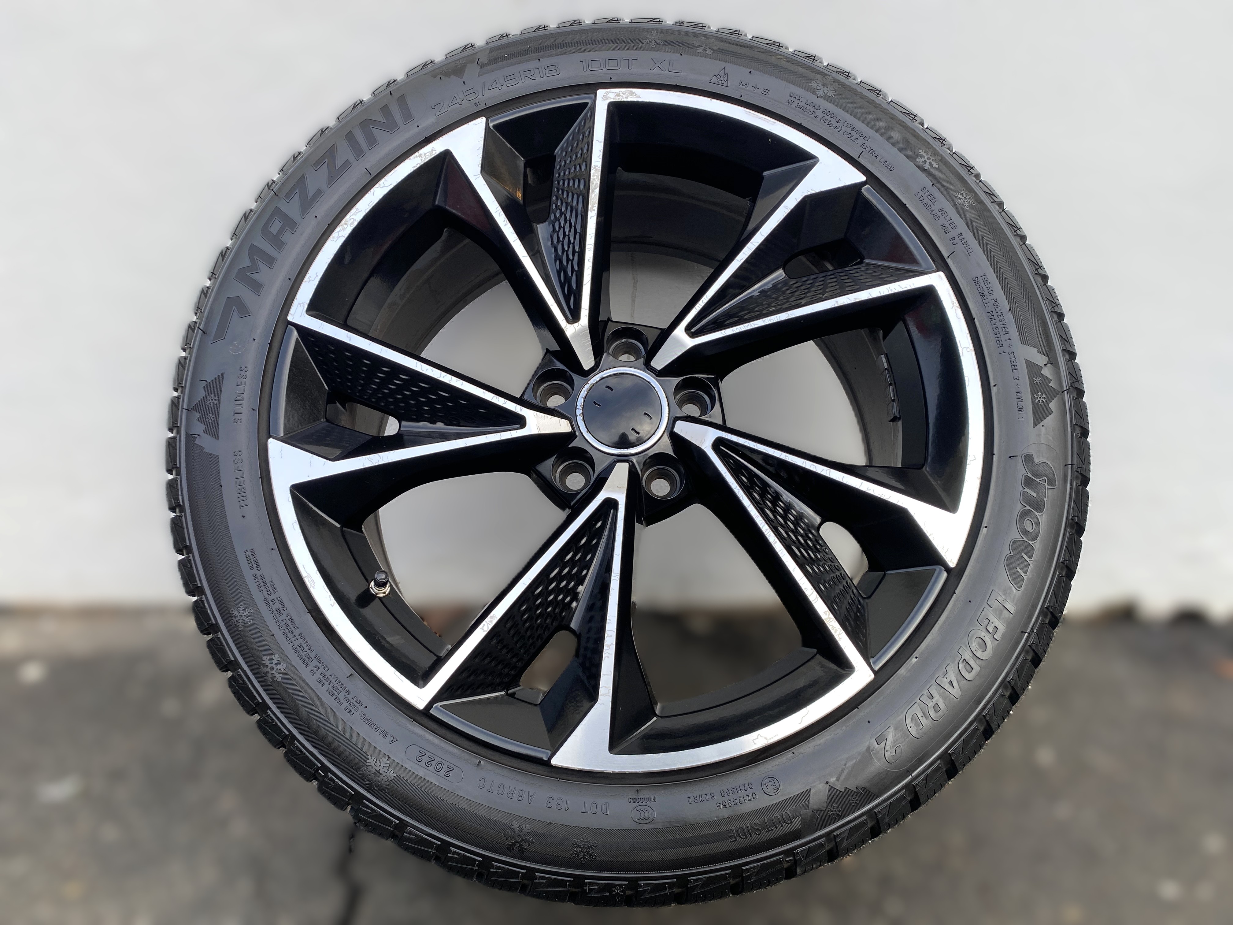 Kompletta Vinterhjul FRIKTION | 18" Audi VW Skoda Seat Mercedes BMW | 5x112 8.5x20 ET33 66.6 +  245/45 R18 100T XL Mazzini Snow Leopard 2 | V20-2022 | 5.5mm | 5.5mm | 4.5mm | 4.5mm - 11
