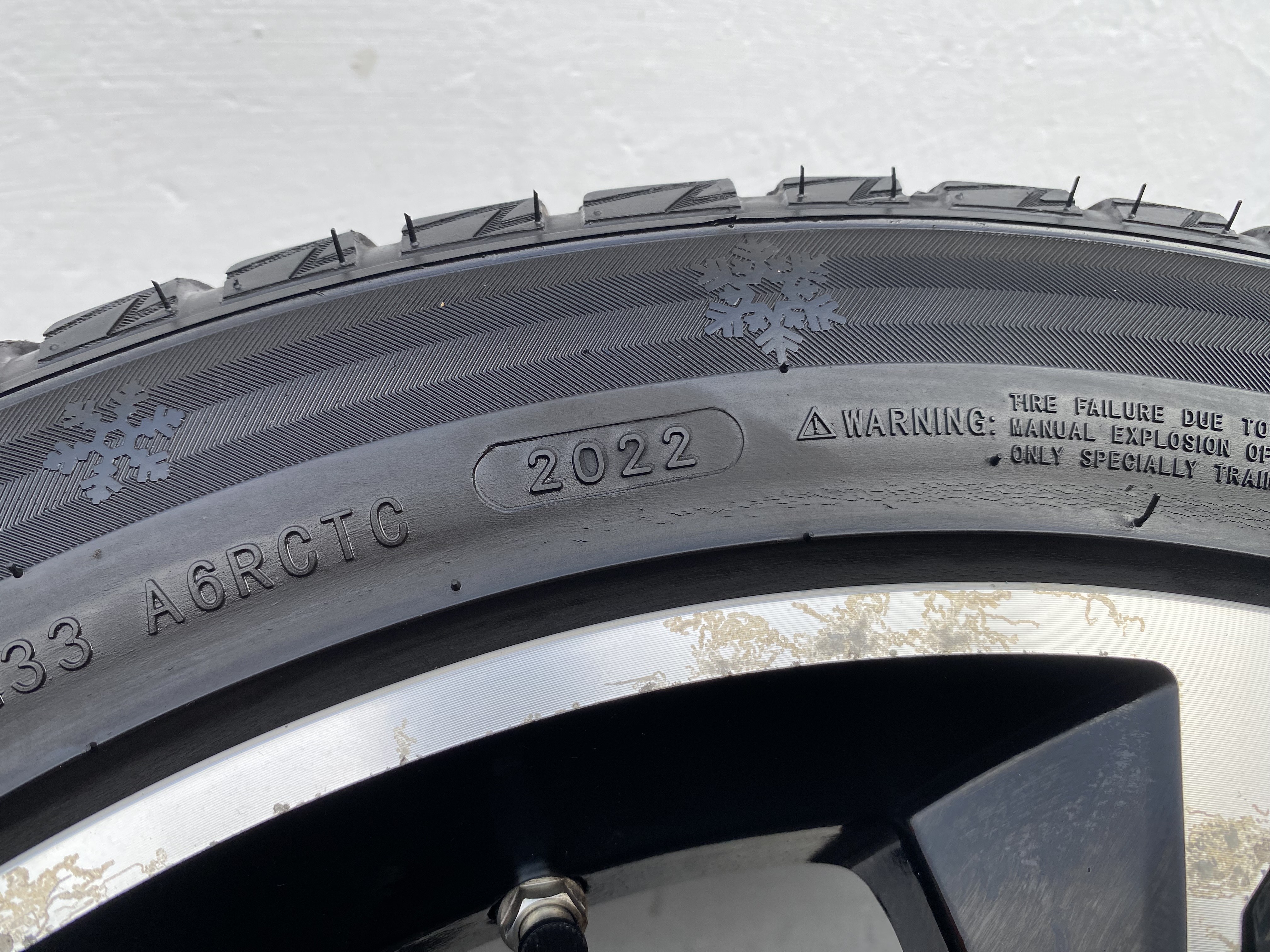Kompletta Vinterhjul FRIKTION | 18" Audi VW Skoda Seat Mercedes BMW | 5x112 8.5x20 ET33 66.6 +  245/45 R18 100T XL Mazzini Snow Leopard 2 | V20-2022 | 5.5mm | 5.5mm | 4.5mm | 4.5mm - 16