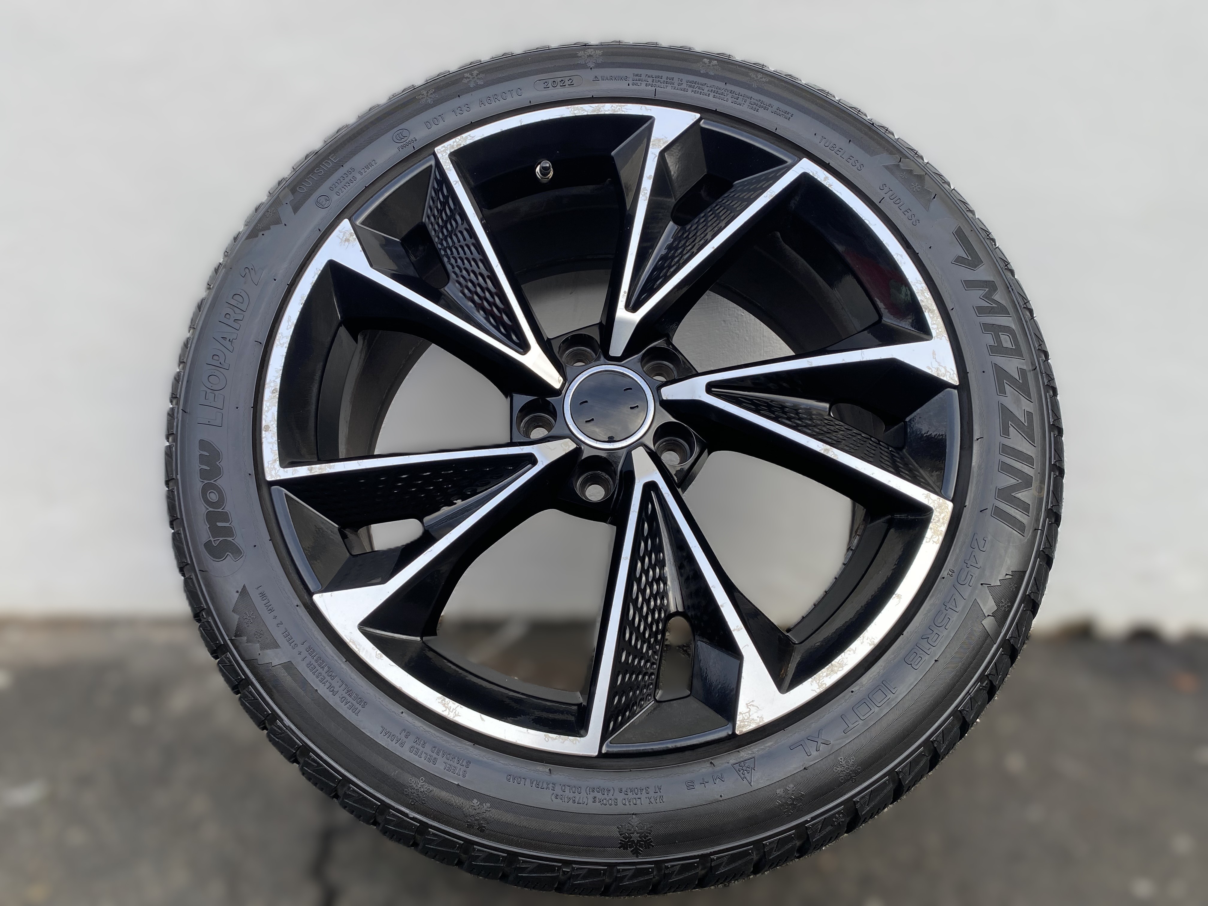 Kompletta Vinterhjul FRIKTION | 18" Audi VW Skoda Seat Mercedes BMW | 5x112 8.5x20 ET33 66.6 +  245/45 R18 100T XL Mazzini Snow Leopard 2 | V20-2022 | 5.5mm | 5.5mm | 4.5mm | 4.5mm - 14