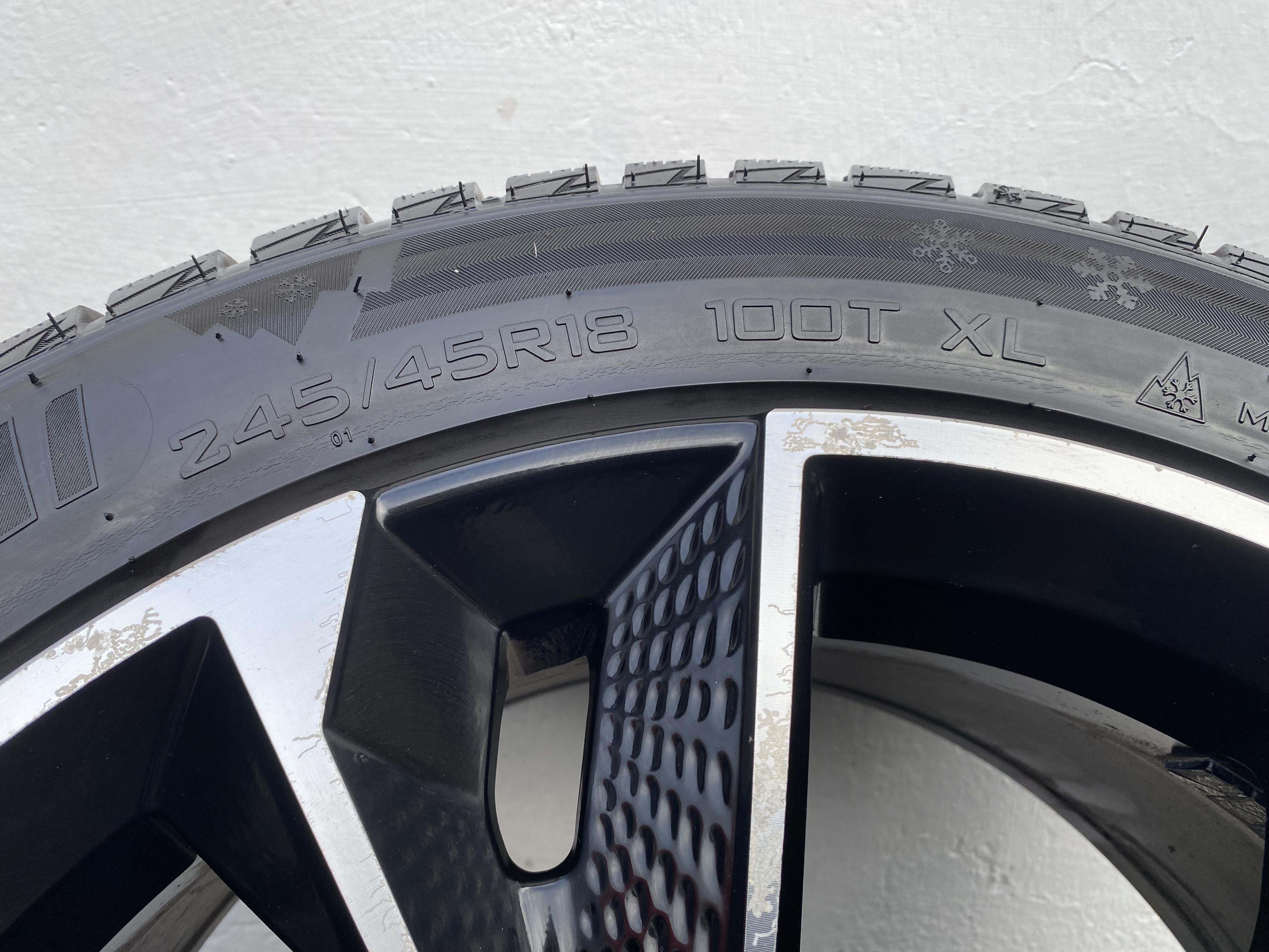 Kompletta Vinterhjul FRIKTION | 18" Audi VW Skoda Seat Mercedes BMW | 5x112 8.5x20 ET33 66.6 +  245/45 R18 100T XL Mazzini Snow Leopard 2 | V20-2022 | 5.5mm | 5.5mm | 4.5mm | 4.5mm - 13