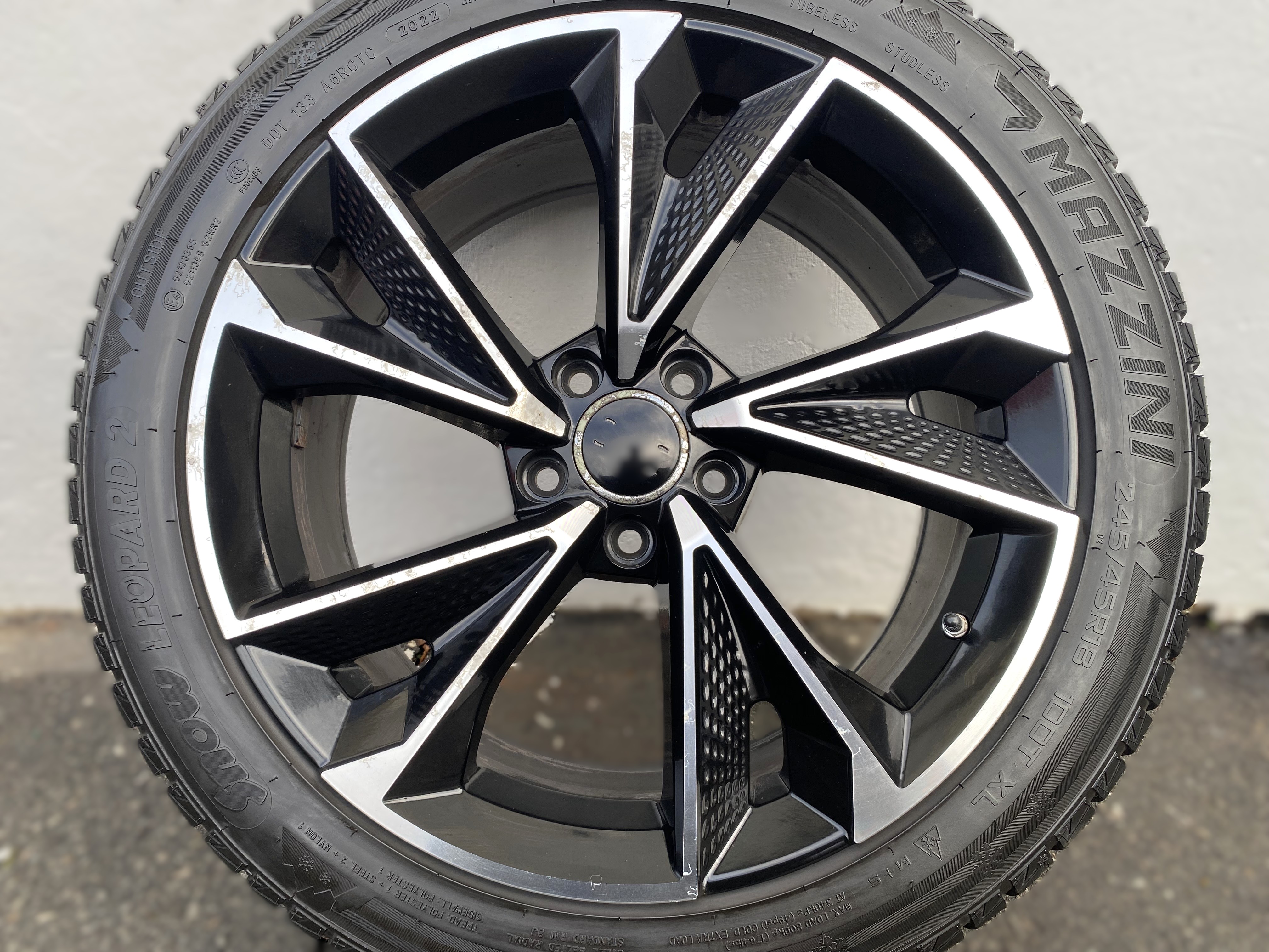 Kompletta Vinterhjul FRIKTION | 18" Audi VW Skoda Seat Mercedes BMW | 5x112 8.5x20 ET33 66.6 +  245/45 R18 100T XL Mazzini Snow Leopard 2 | V20-2022 | 5.5mm | 5.5mm | 4.5mm | 4.5mm - 9