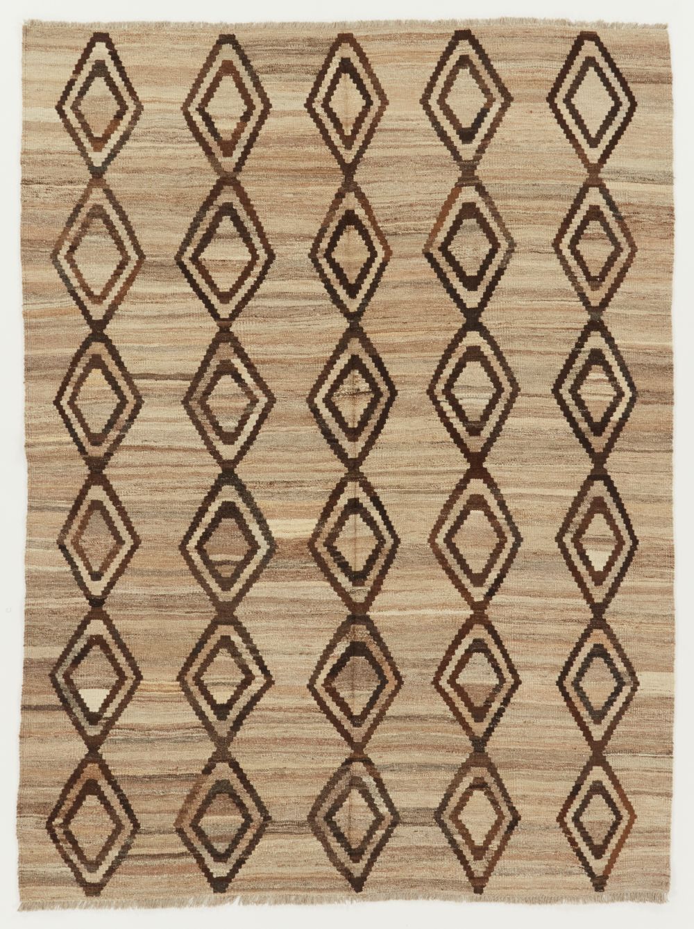 Helbild av Kelim 180x240 cm, handvävd afghansk ullmatta med melerad beige botten och stora mörkbruna romber i ett grafiskt mönster.