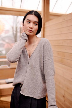 Lun Lukajakke – ljusbeige stickad kofta i Lun Merino från Rauma