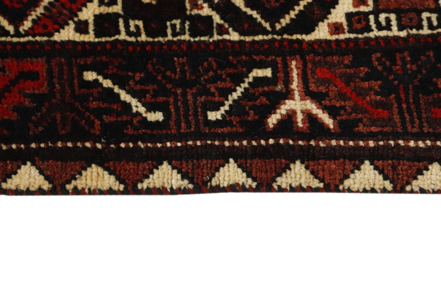 Detaljbild av persisk Shirazmatta 213x295 cm med handknuten ullstruktur och geometriska bårdmönster i rött, svart och beige.