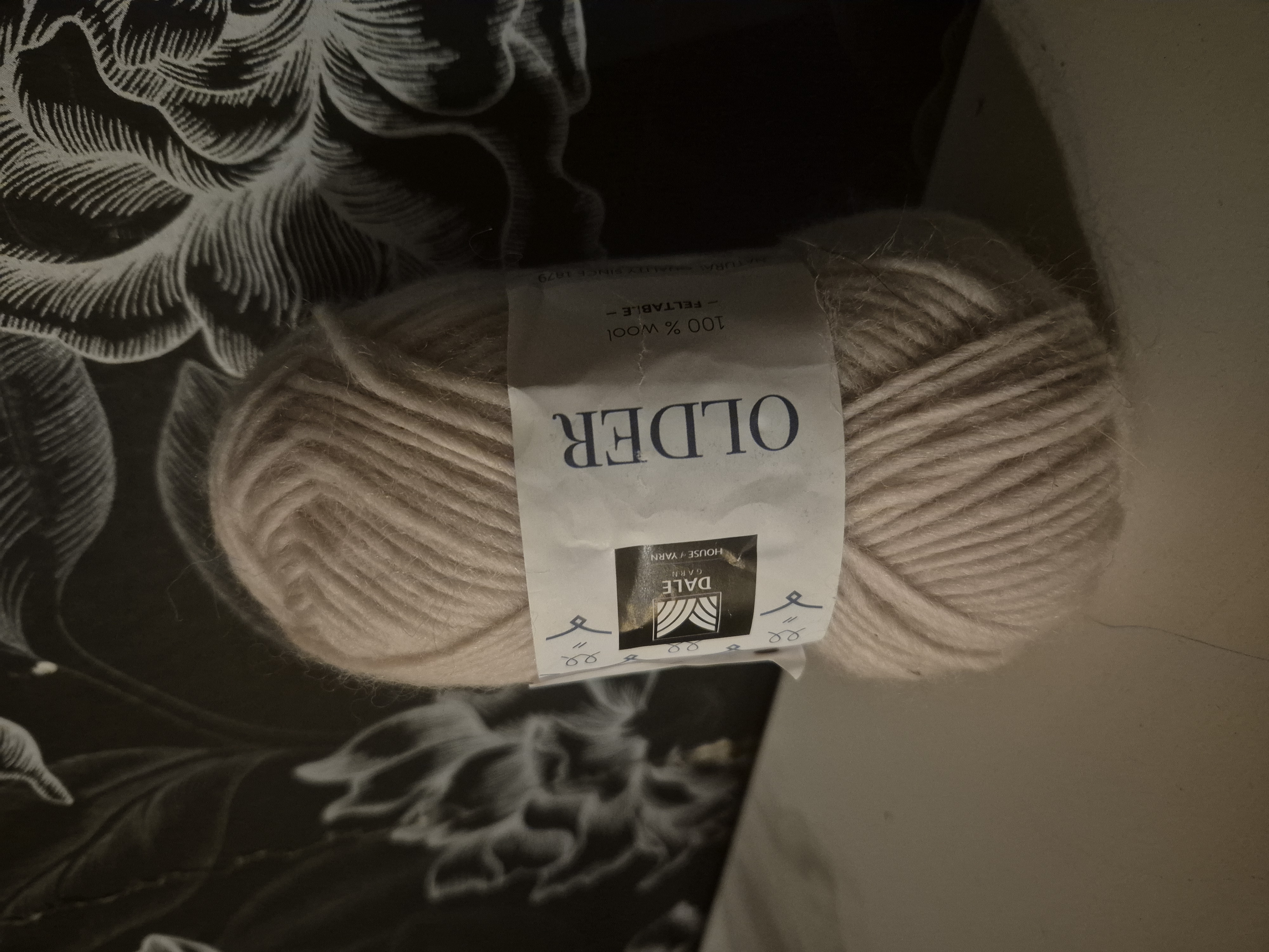 Older 402 Latte 50gr Dale garn