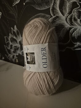 Older 402 Latte 50gr Dale garn