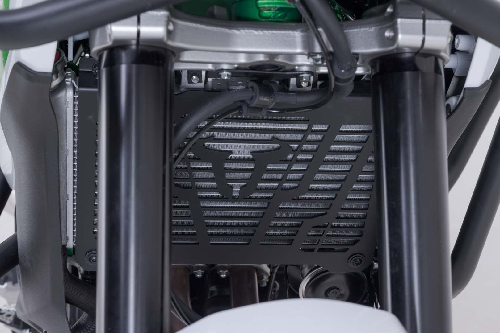 Radiator guard Black. Kawasaki KLE500 / KLE500 SE (26-). - 3
