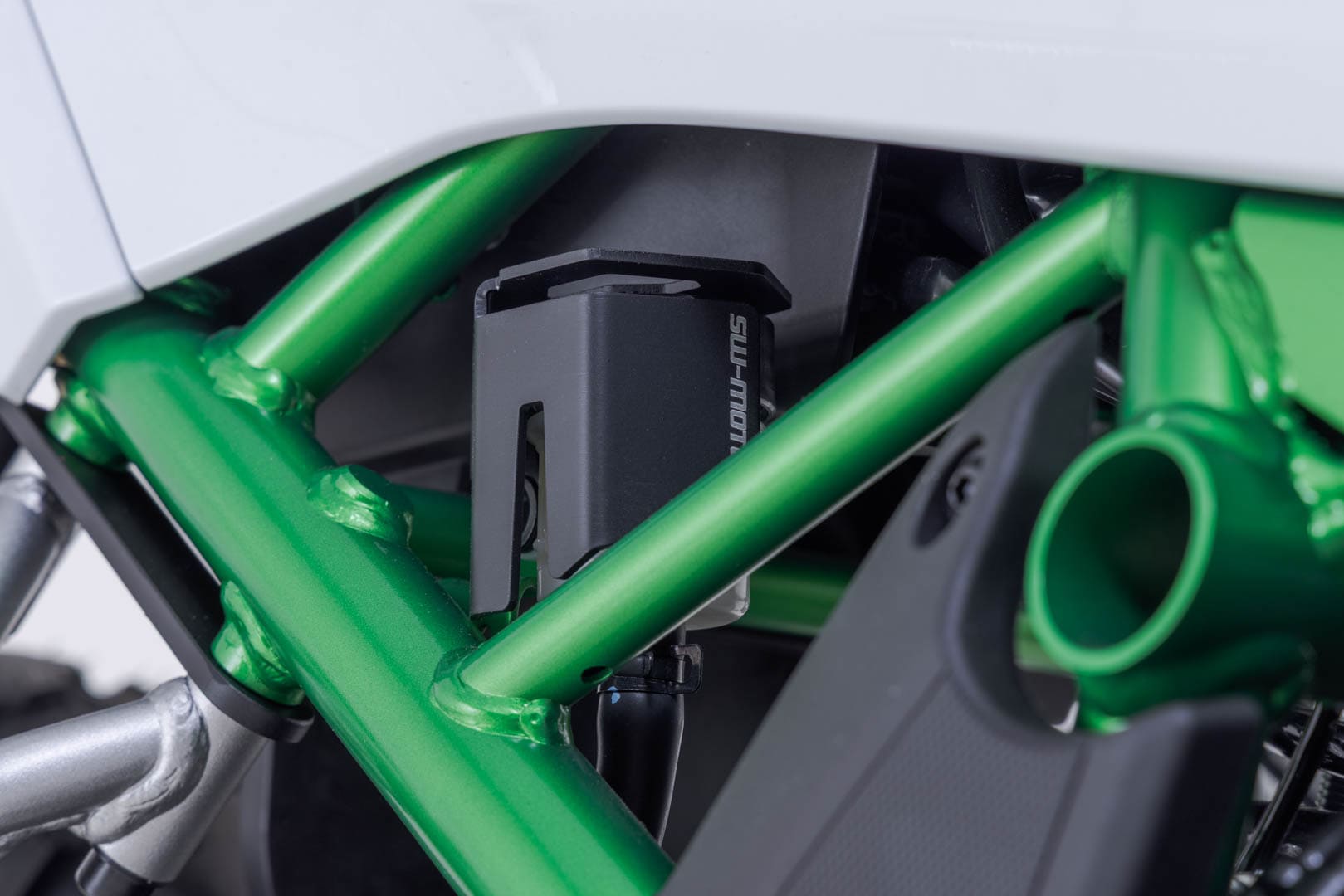 Brake reservoir guard Black. Kawasaki KLE500 / KLE500 SE (26-) - 4