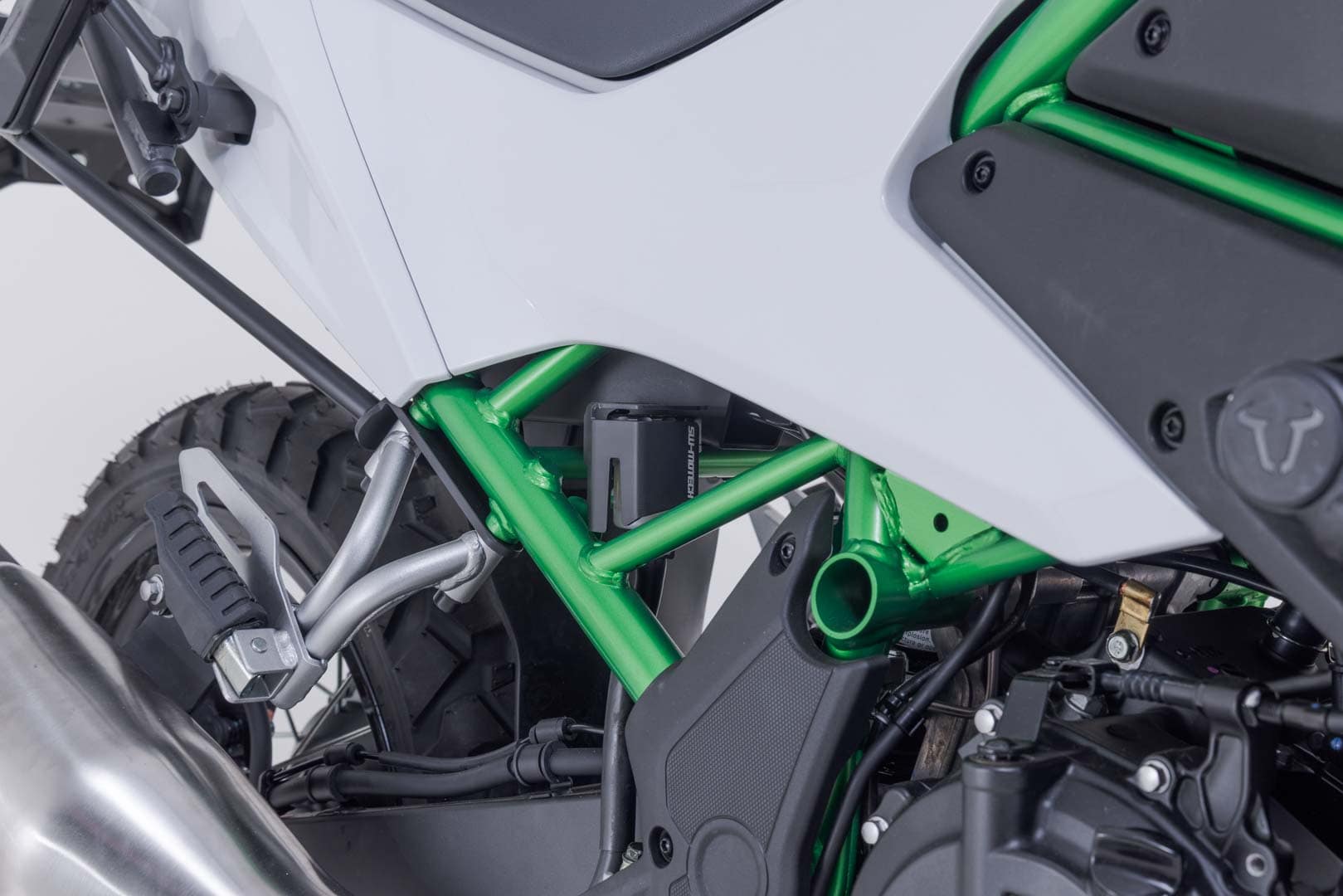 Brake reservoir guard Black. Kawasaki KLE500 / KLE500 SE (26-) - 2