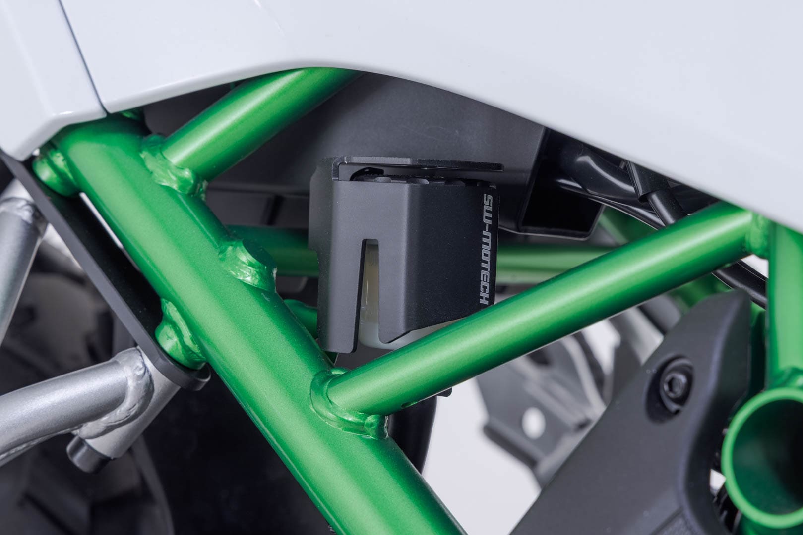 Brake reservoir guard Black. Kawasaki KLE500 / KLE500 SE (26-)