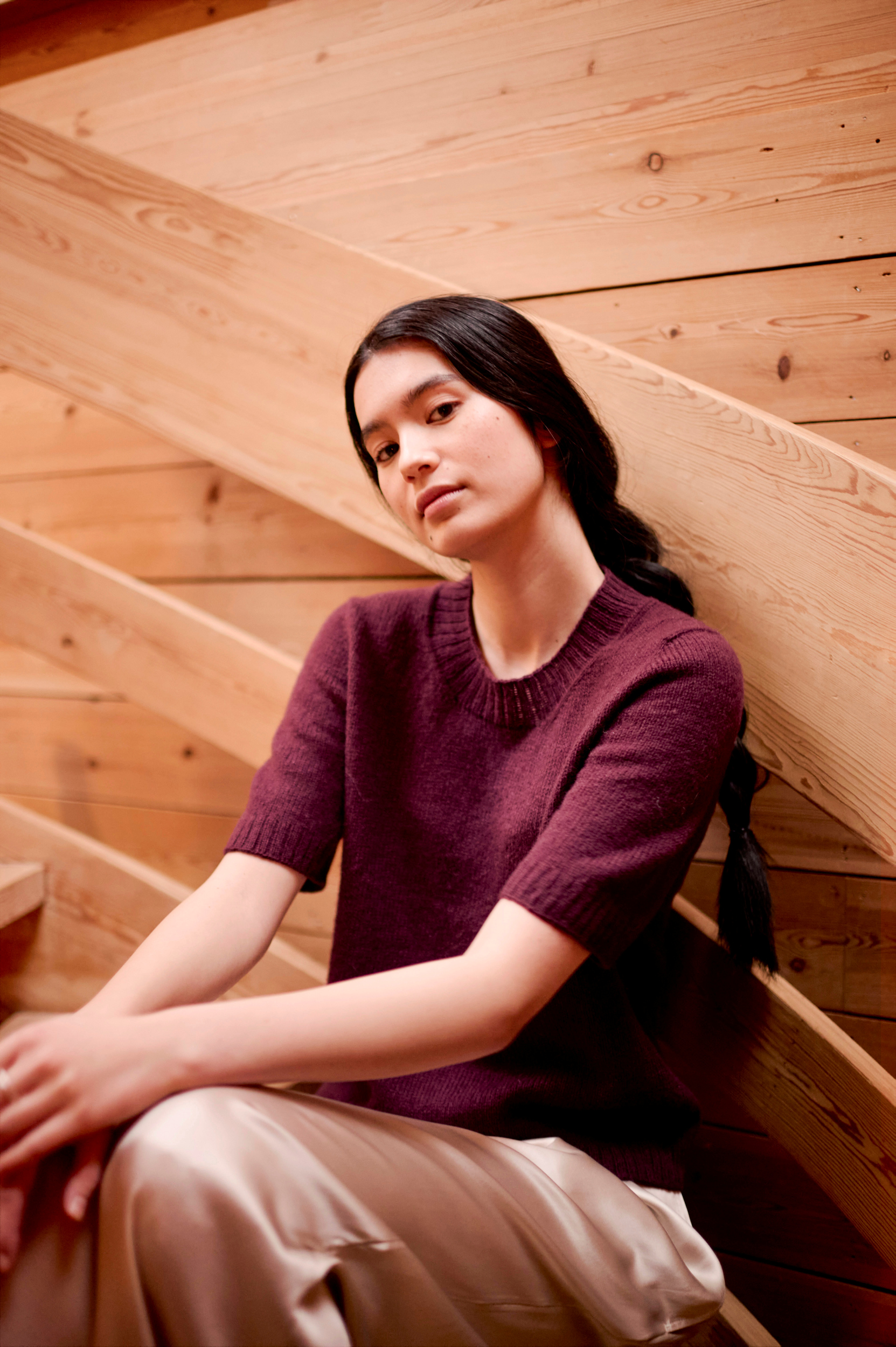 Lun Lauratee i mörk burgunder Lun Merino från Rauma, visad på sittande modell