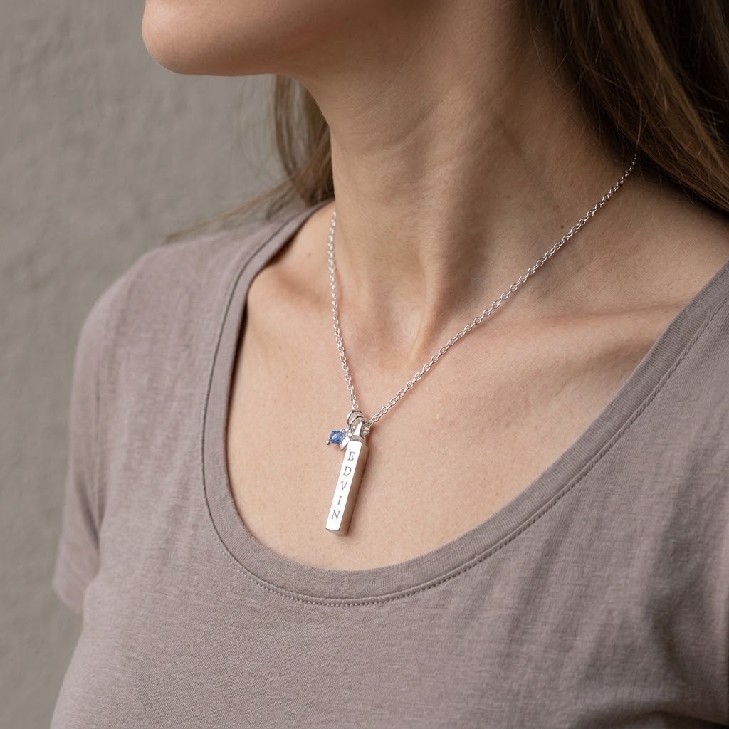 Fyrsidig stav med berlock, Halsband med gravyr - Silver - 4