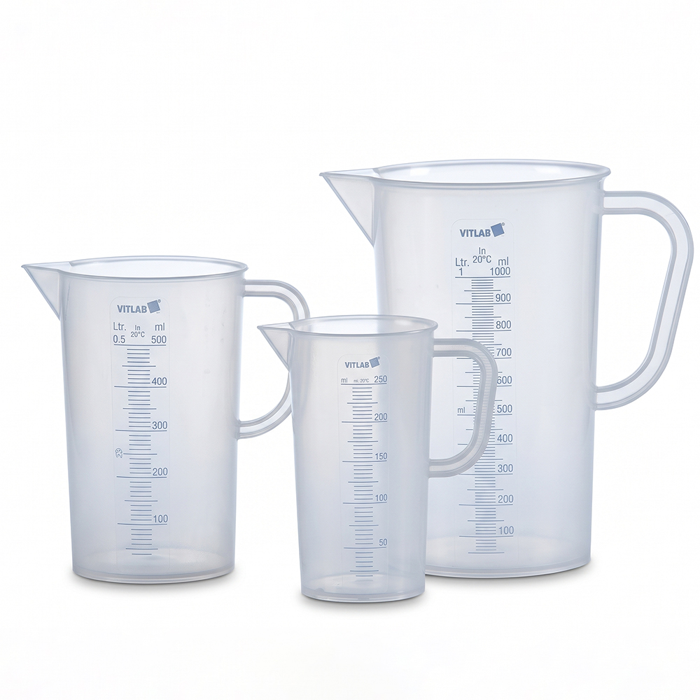 Tre genomskinliga mätbägare från VITLAB i storlekarna 500 ml, 250 ml och 1000 ml med tydliga måttangivelser och hällpip.