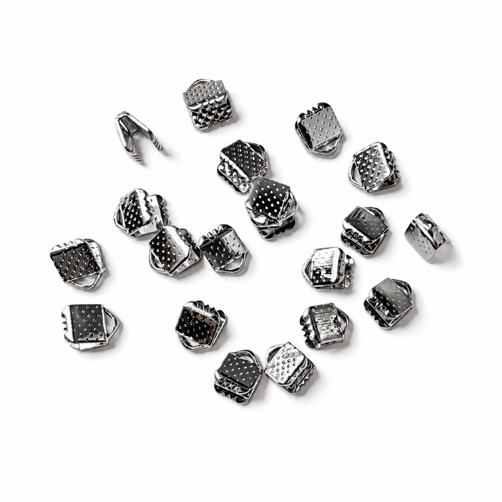 Silverfärgade klämfästen 8 mm för platta band