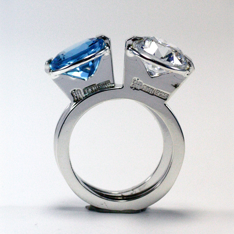 Blänk, smal ring i silver med cubic zirconia och blå topas