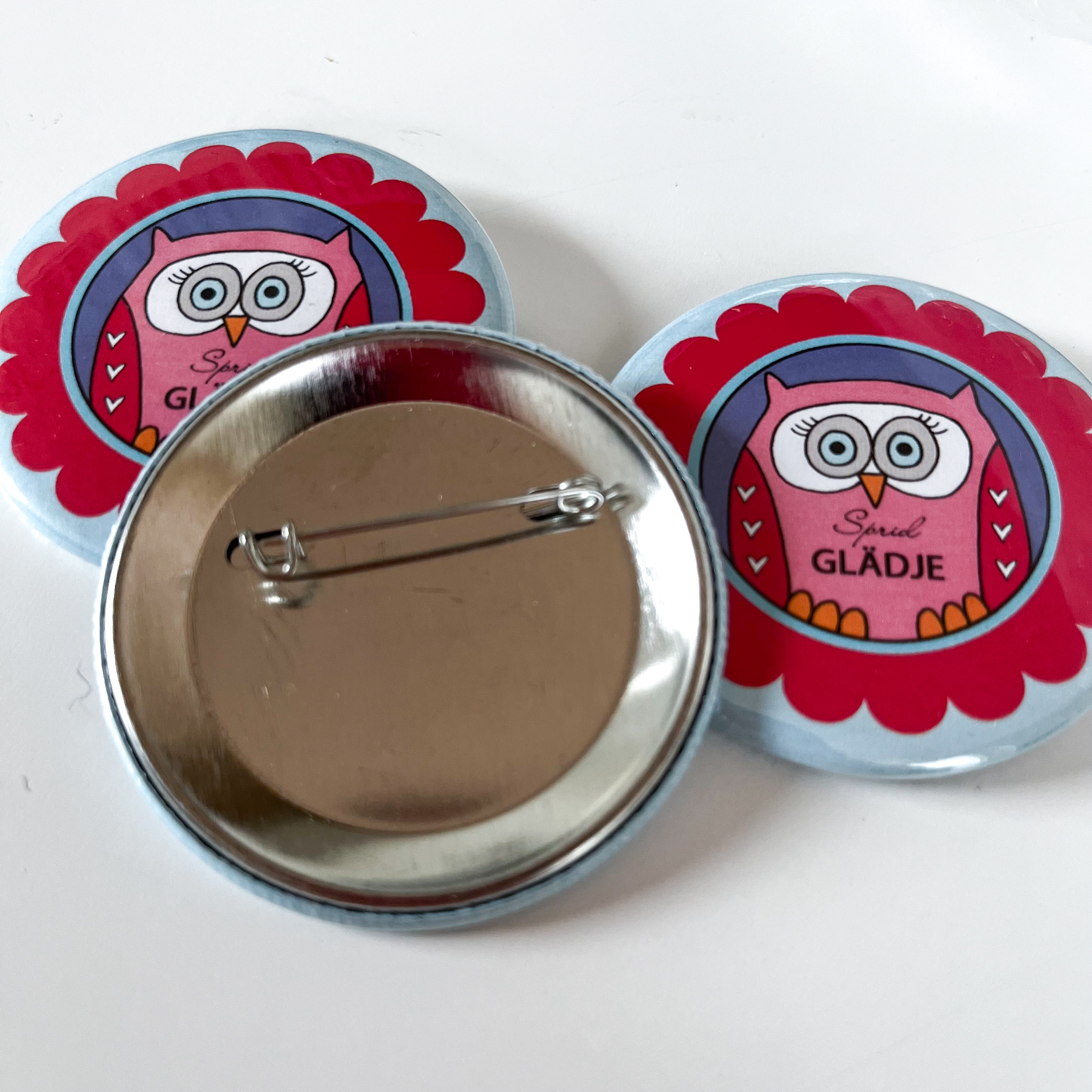 Badge/knapp "Sprid glädje" 57 mm - 2
