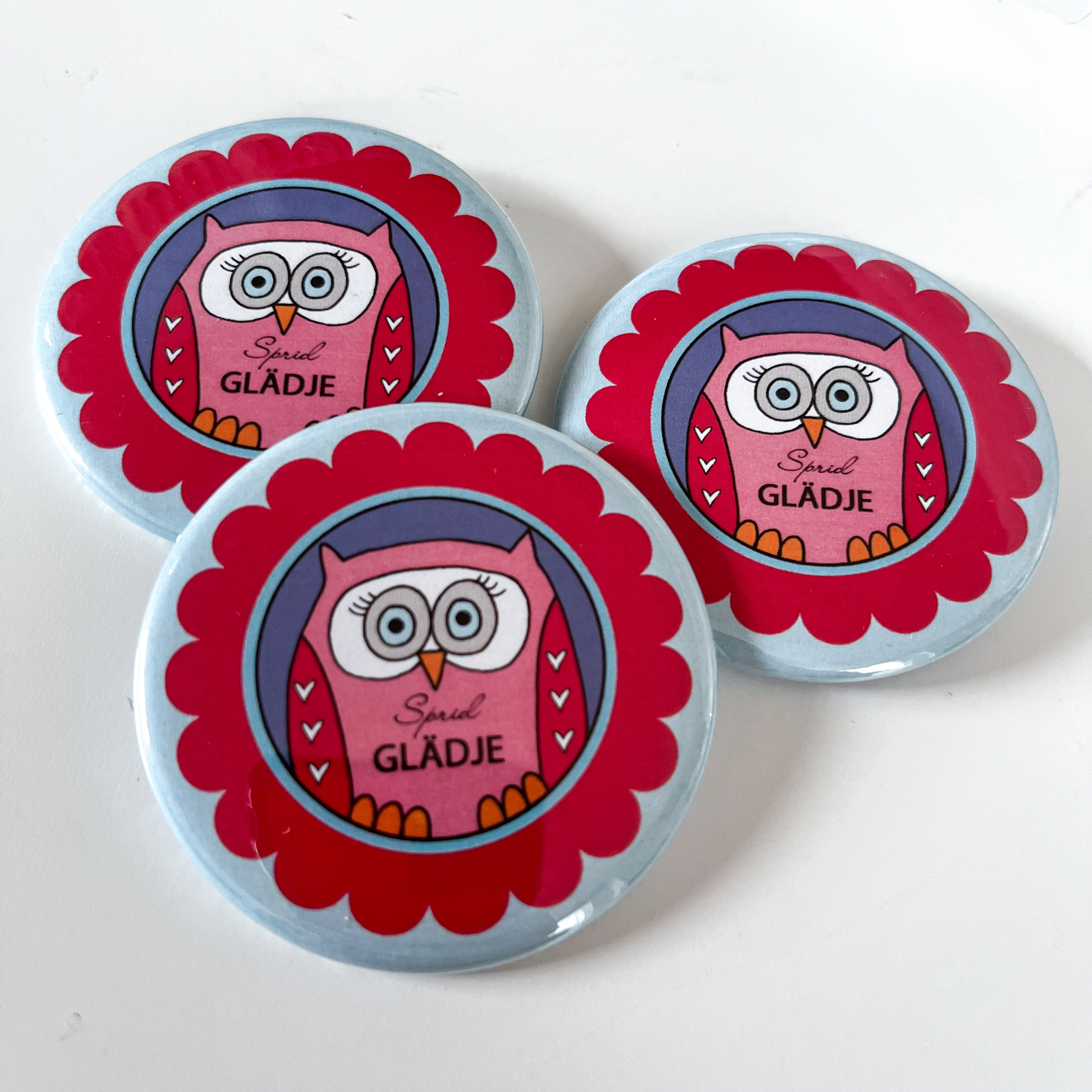 Badge/knapp "Sprid glädje" 57 mm