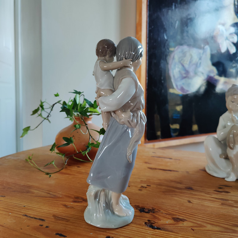  Figurin - Kvinna med barn på ryggen från Lladro  - 2