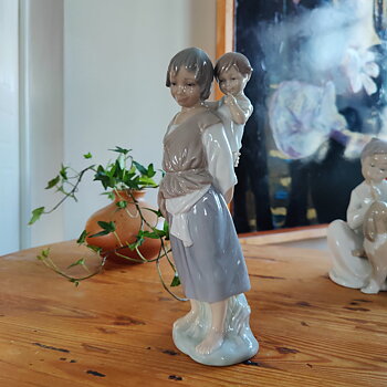  Figurin - Kvinna med barn på ryggen från Lladro 