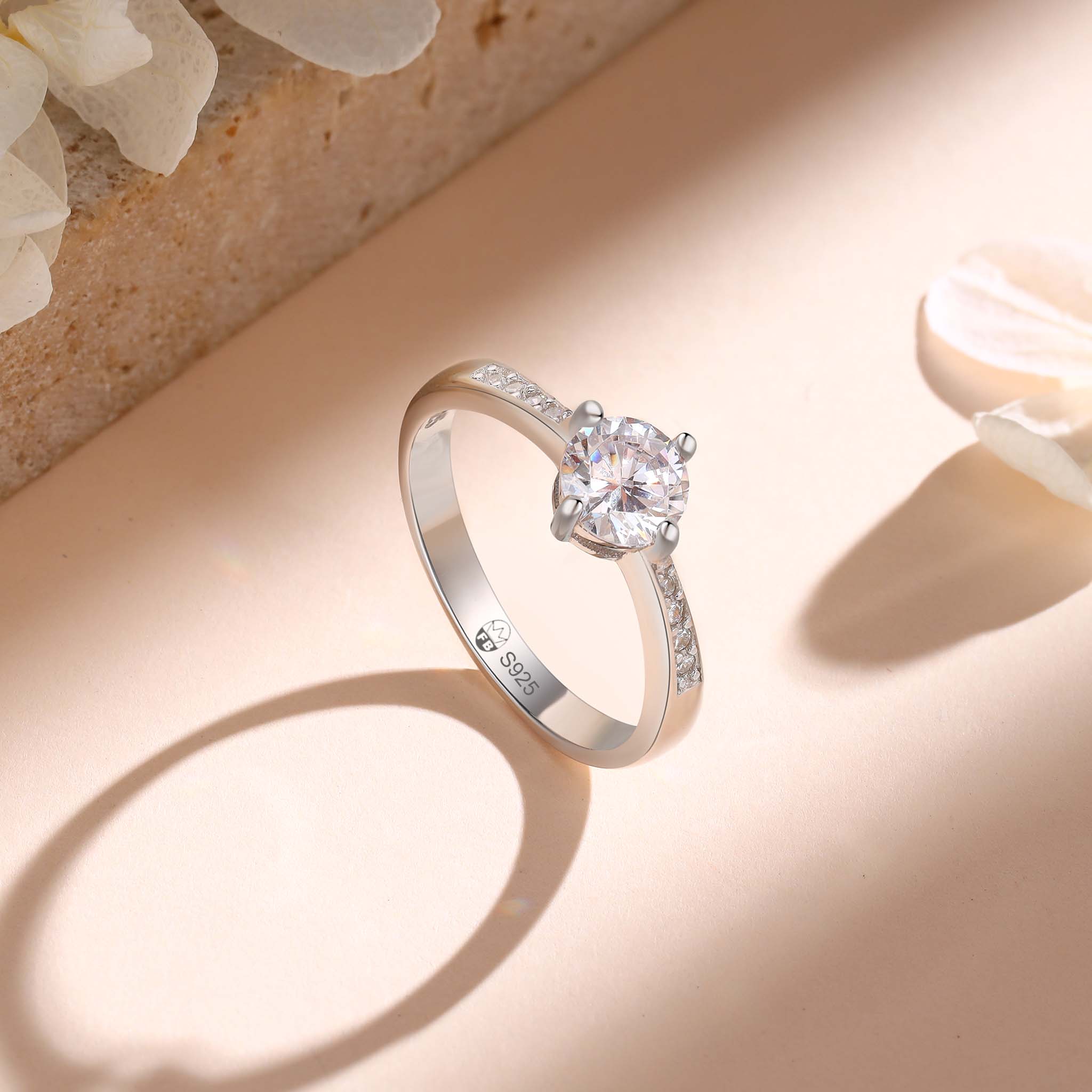 Eksklusiv sølvring med 0.75CT midtersten og elegante sidesten