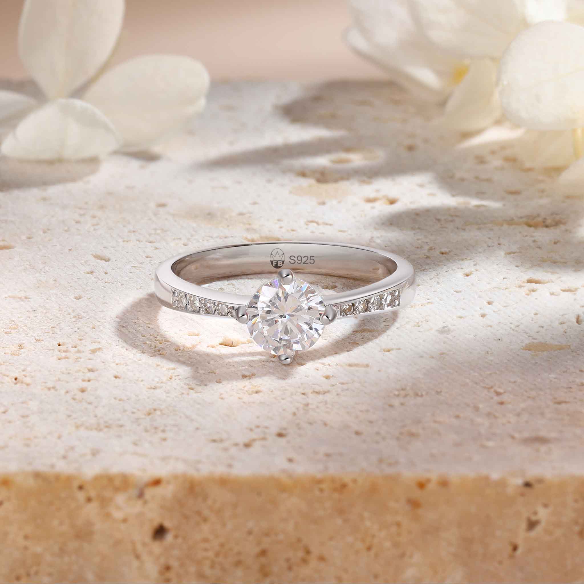 Elegant sølvring med 8 funklende Cubic Zirconia sidesten