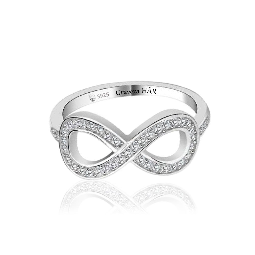 Silverring Infinity Star har en otrolig evighets design med gnistrande stenar. Denna underbara ring för tankarna till lycka & kärlek i all evighet.  Gravera din ring med valfri gravyr och gör den personlig.