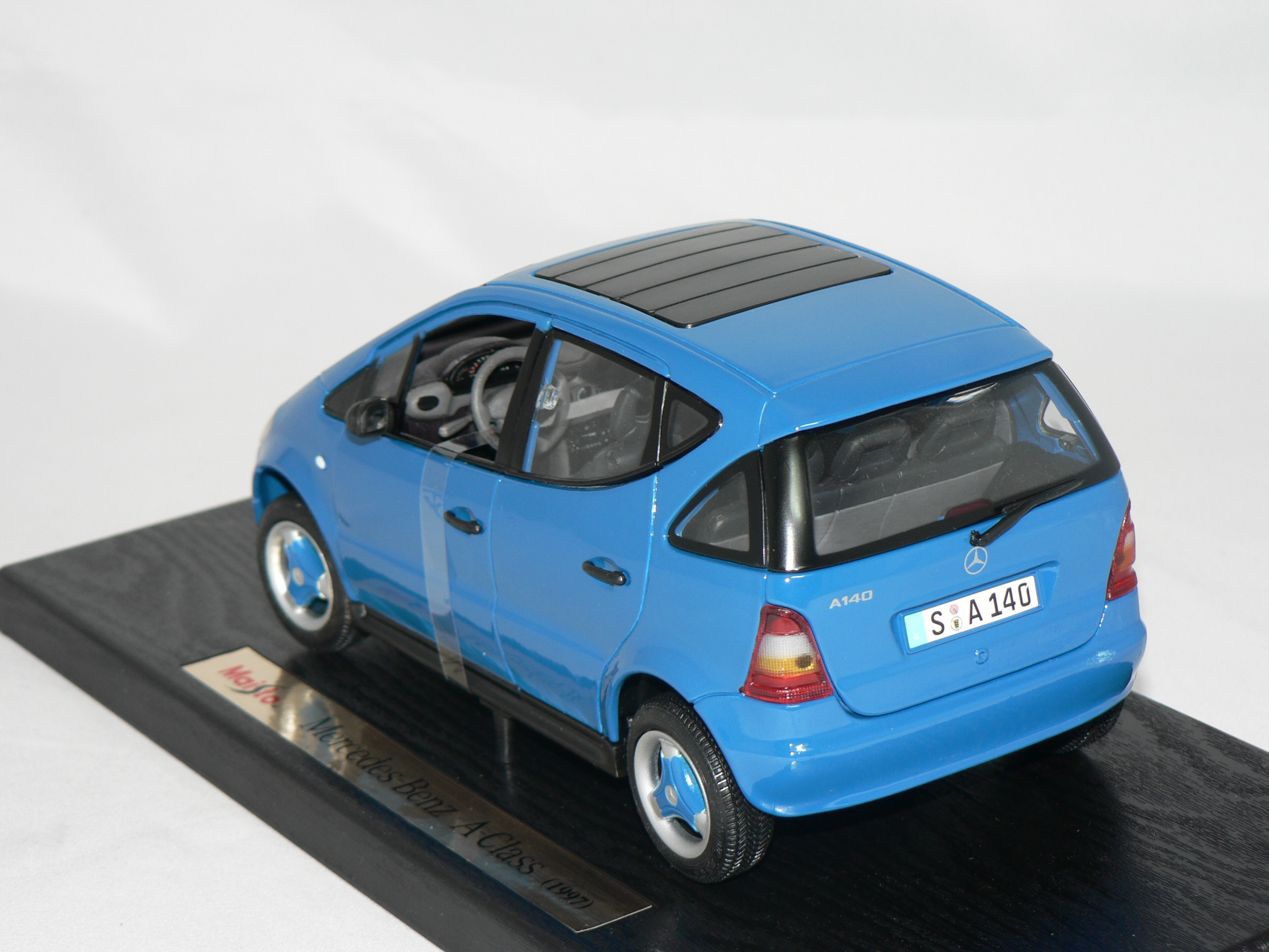 Mercedes A-Class -1977  1:18  Maisto - 3